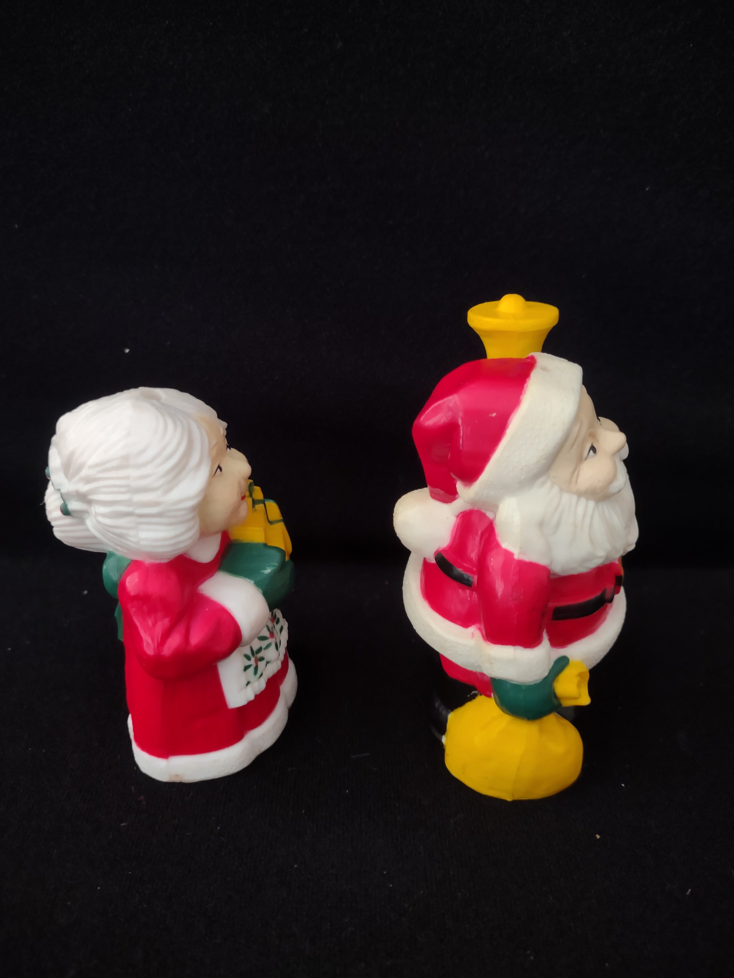Vintage Christmas Santa Claus Mrs Claus Salt Pepper Set (Lot 4085)