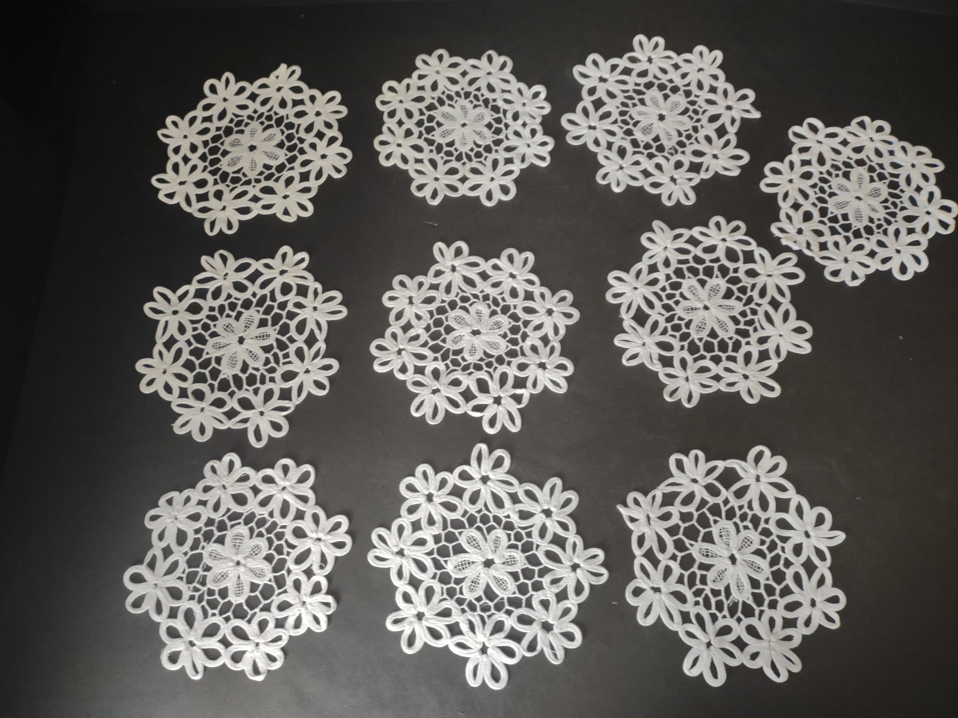Set of 10 Snowflake Doilies 6" White (lot 1755)