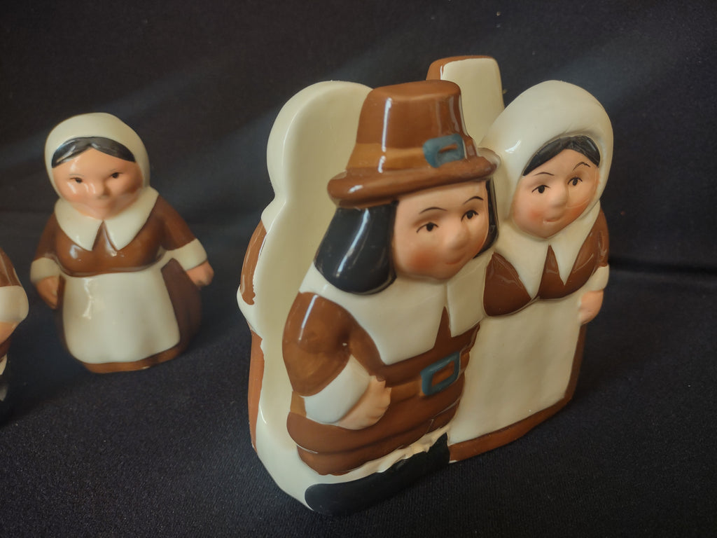 The Pilgrim Pair Thanksgiving Set Salt Pepper Shaker Napkin Holder (lot 2236)