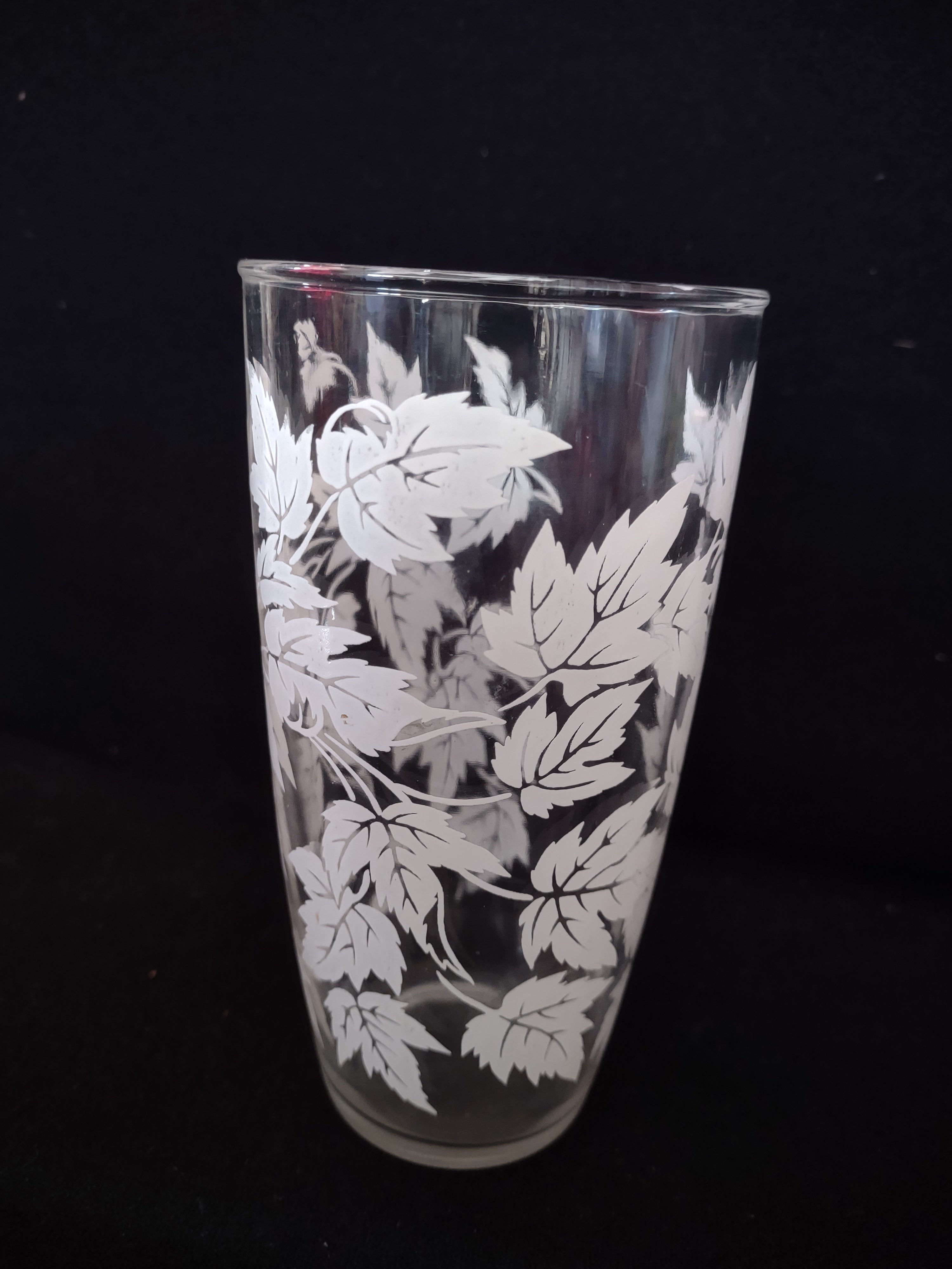 Vintage White Maple Leaves Tumbler Drinking Glass (lot 5176)