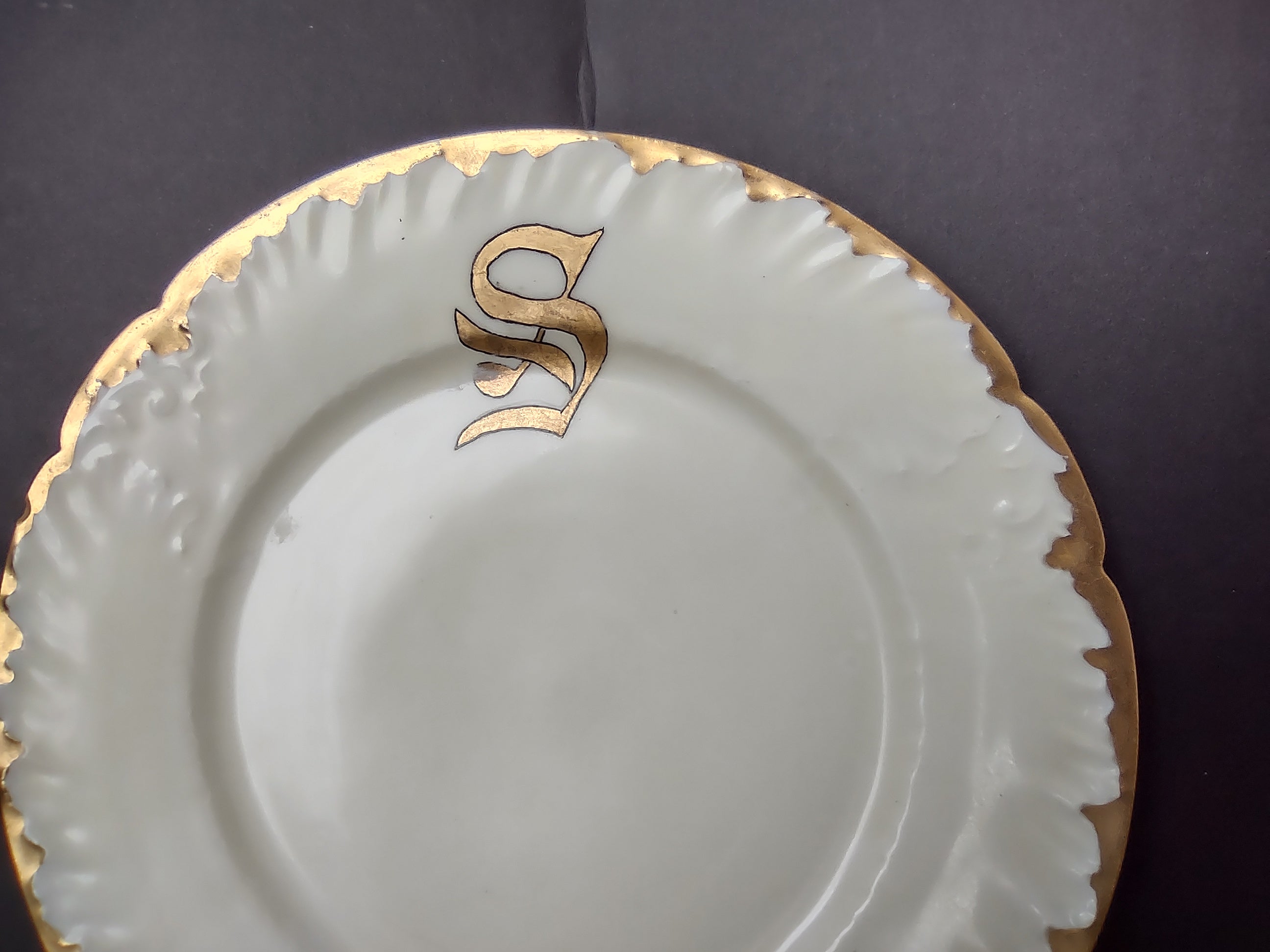 Wm. Guerin Limoges Dinner Plate Gold Trim French Chick Monogramm S (lot 986)
