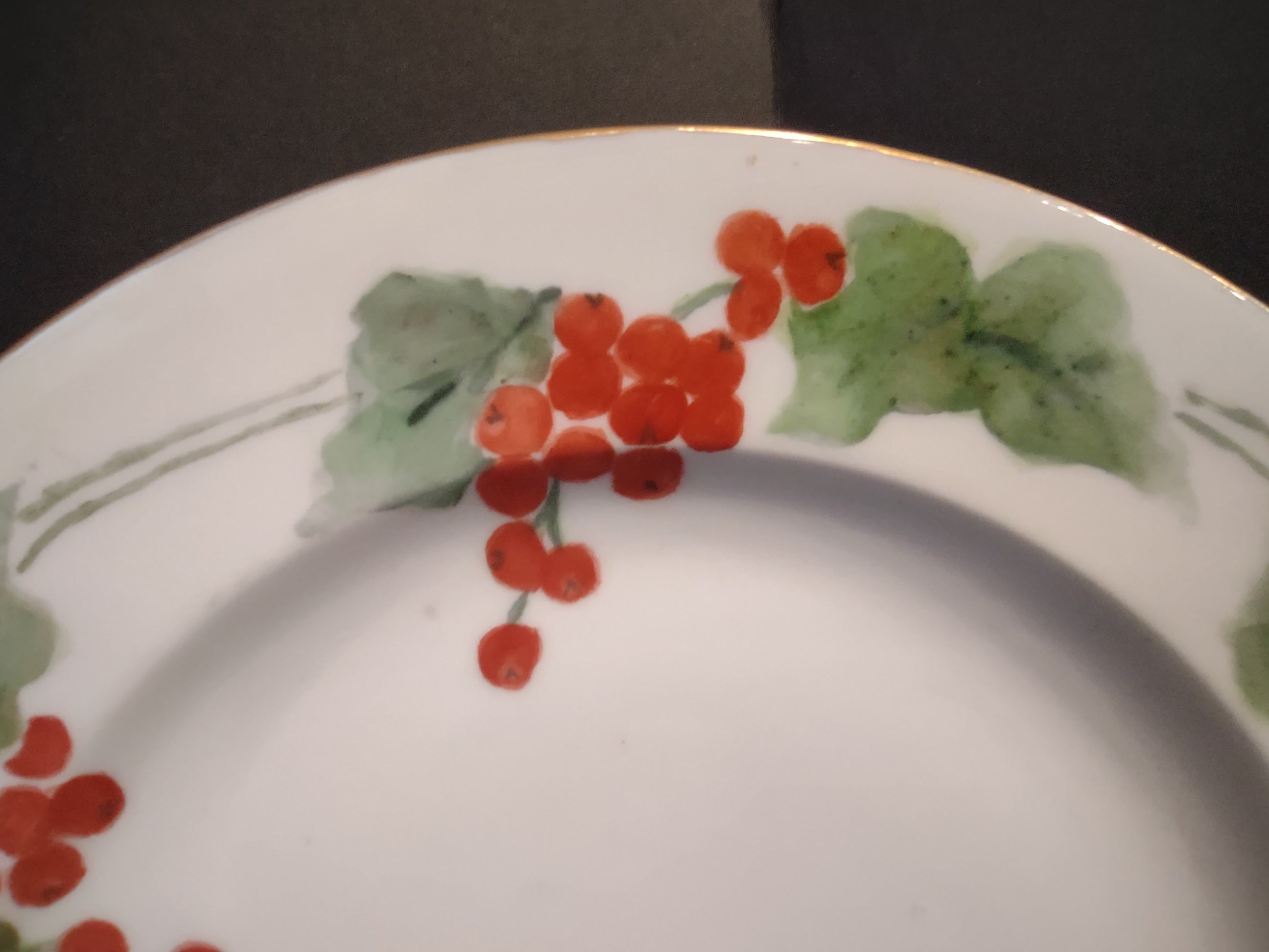Haviland France Limoges Luncheon Plate Cranberries Christmas (lot 1008)