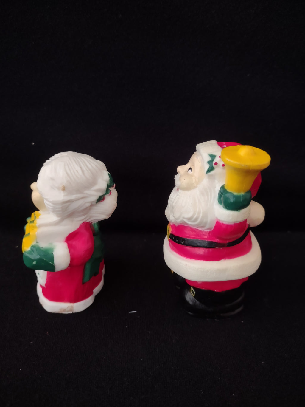 Vintage Christmas Santa Claus Mrs Claus Salt Pepper Set (Lot 4085)