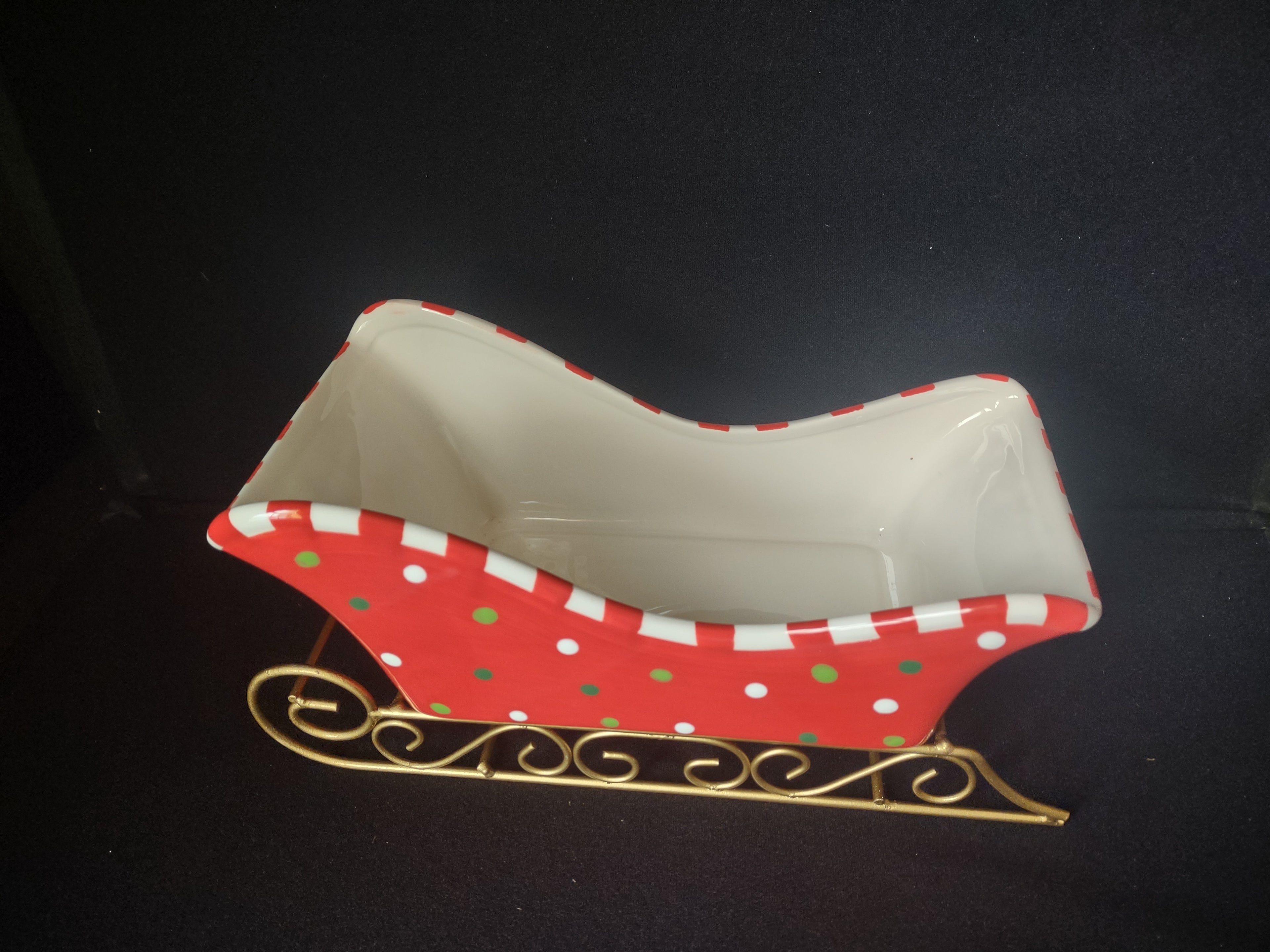 Christmas Ceramic Sleigh Bowl with Stand (lot 1592)