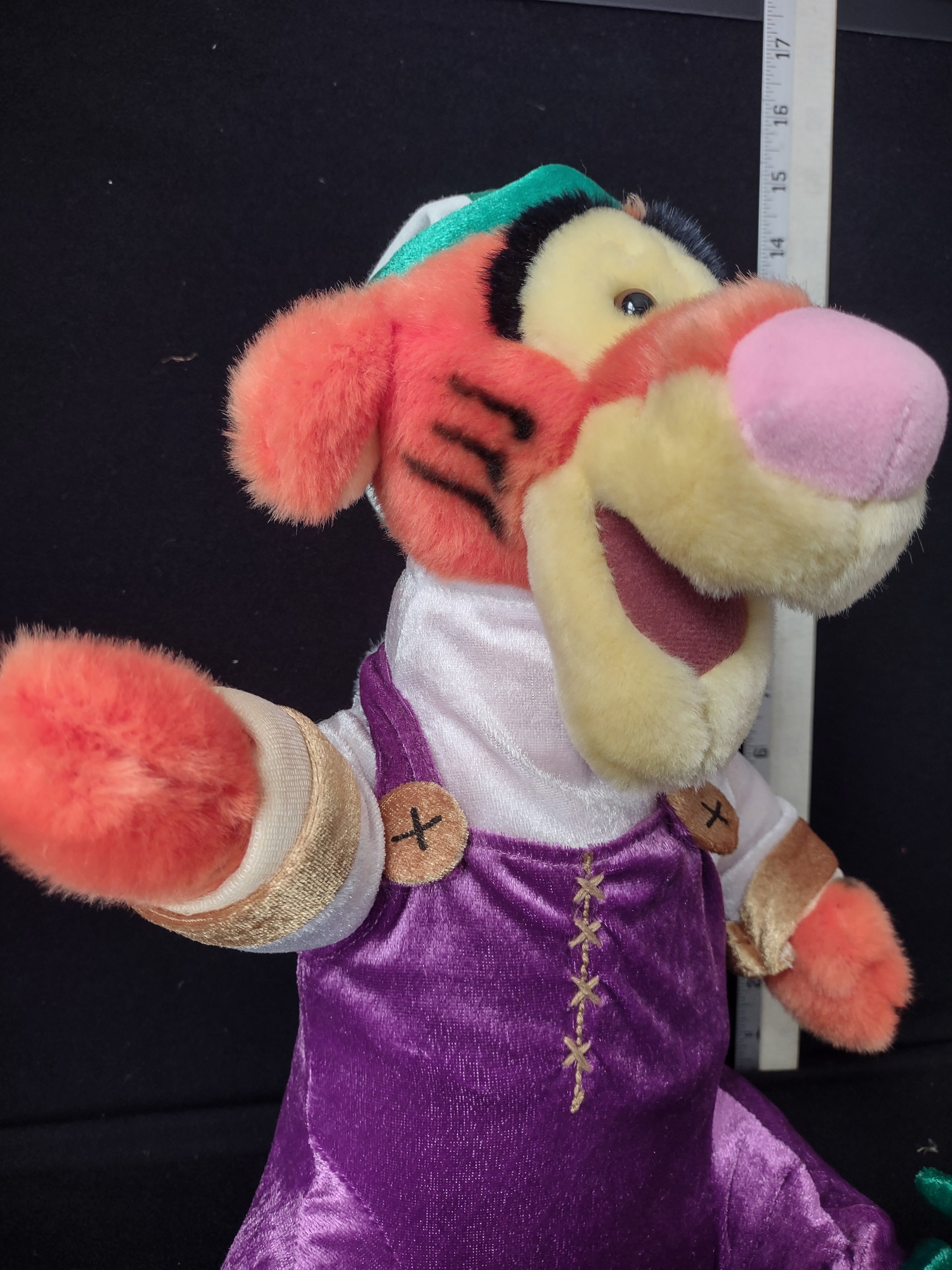 Christmas Disney Plush Stuffed Tigger Toy (lot 2361)