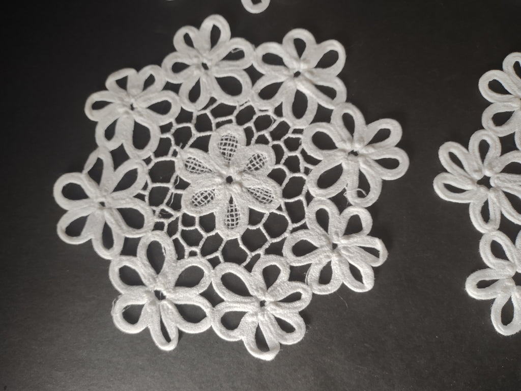Set of 10 Snowflake Doilies 6" White (lot 1755)