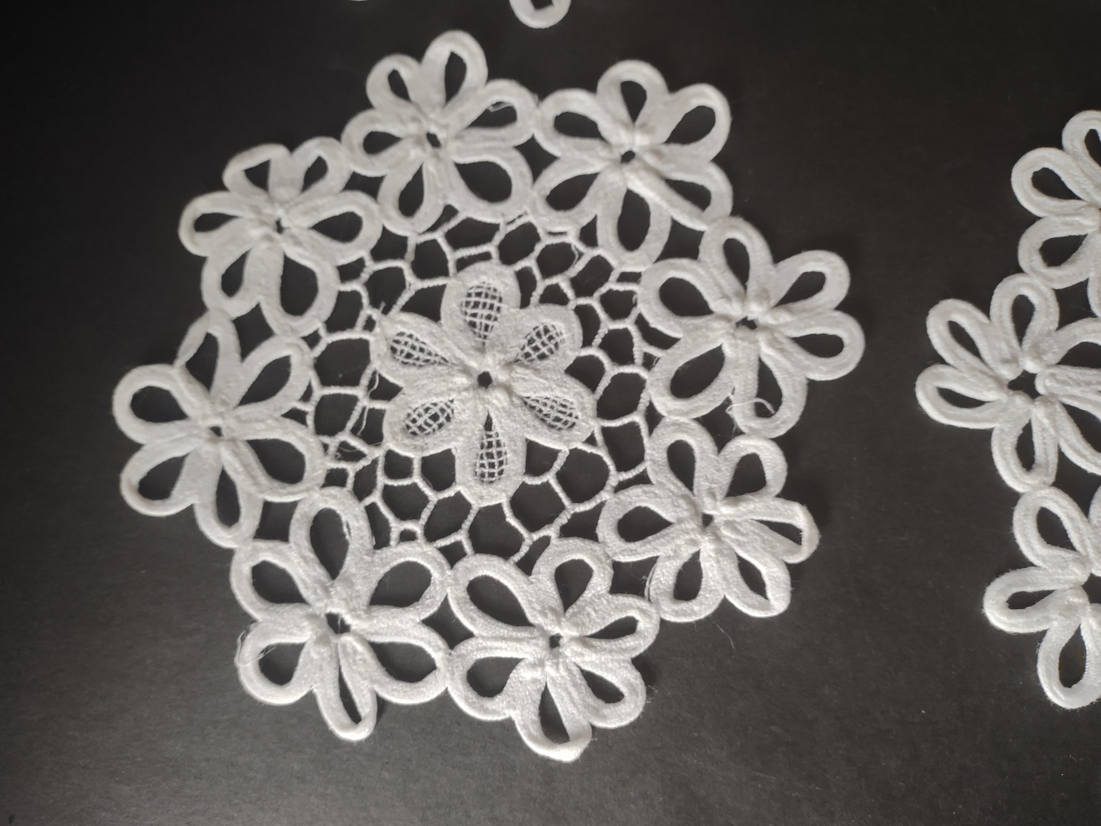 Set of 10 Snowflake Doilies 6" White (lot 1755)