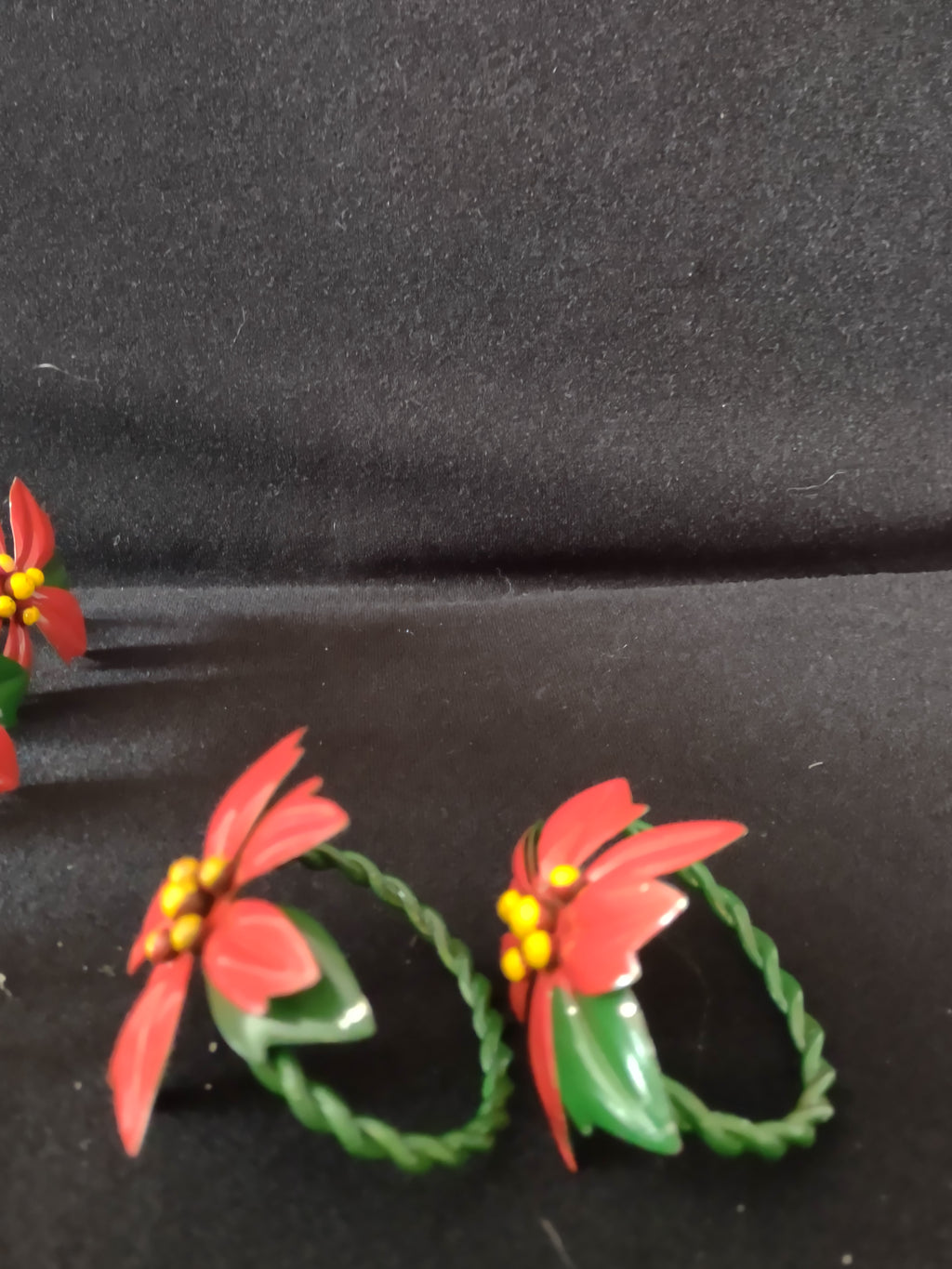 Vintage Christmas Metal Red Poinsettia Napkin Rings Set Of 6 (Lot 4329)