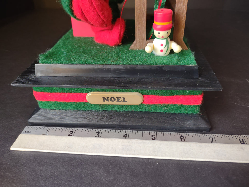 Vintage Christmas Musical Holiday Scene Plays Songs Elf (lot 1428)