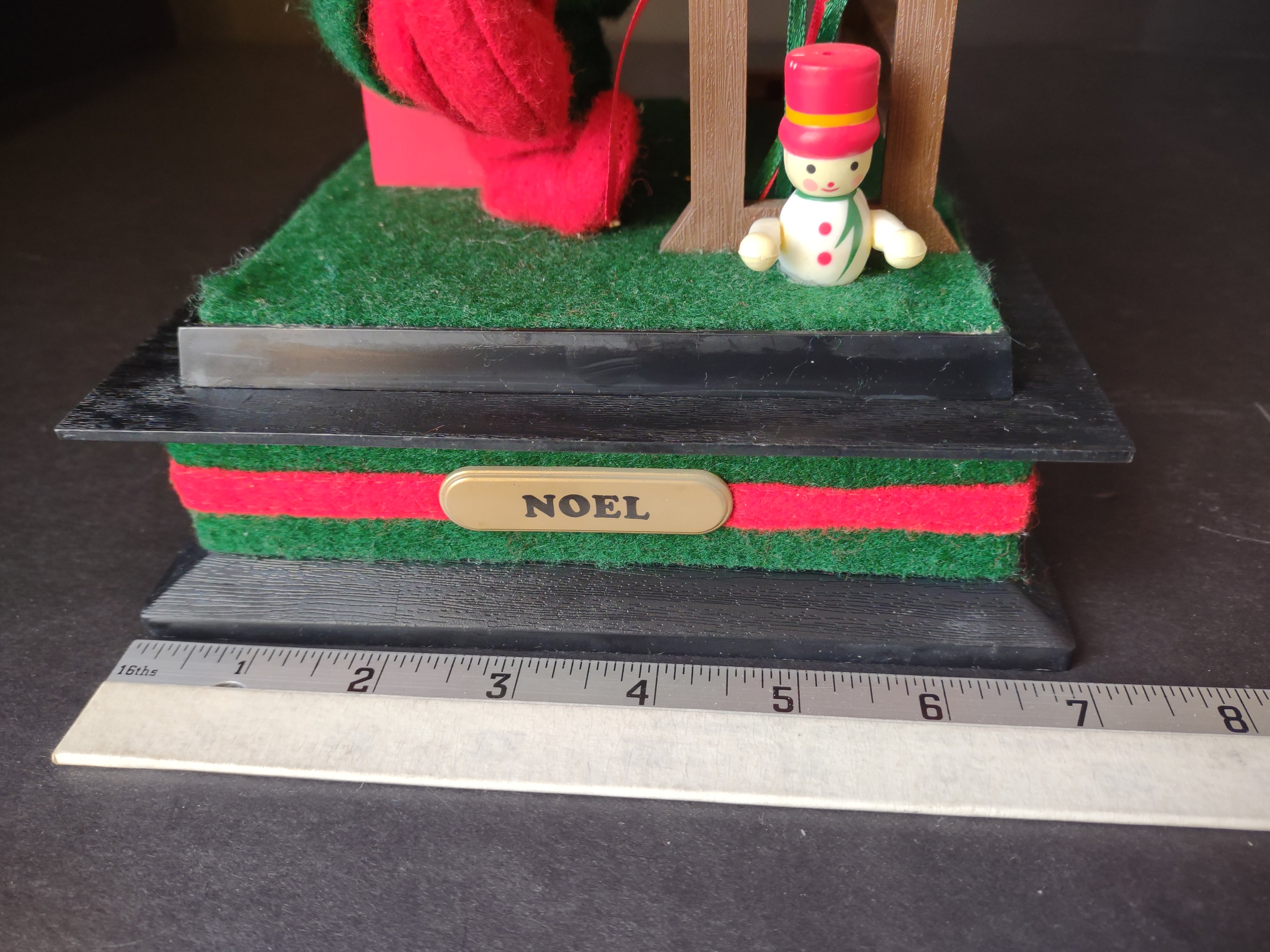 Vintage Christmas Musical Holiday Scene Plays Songs Elf (lot 1428)