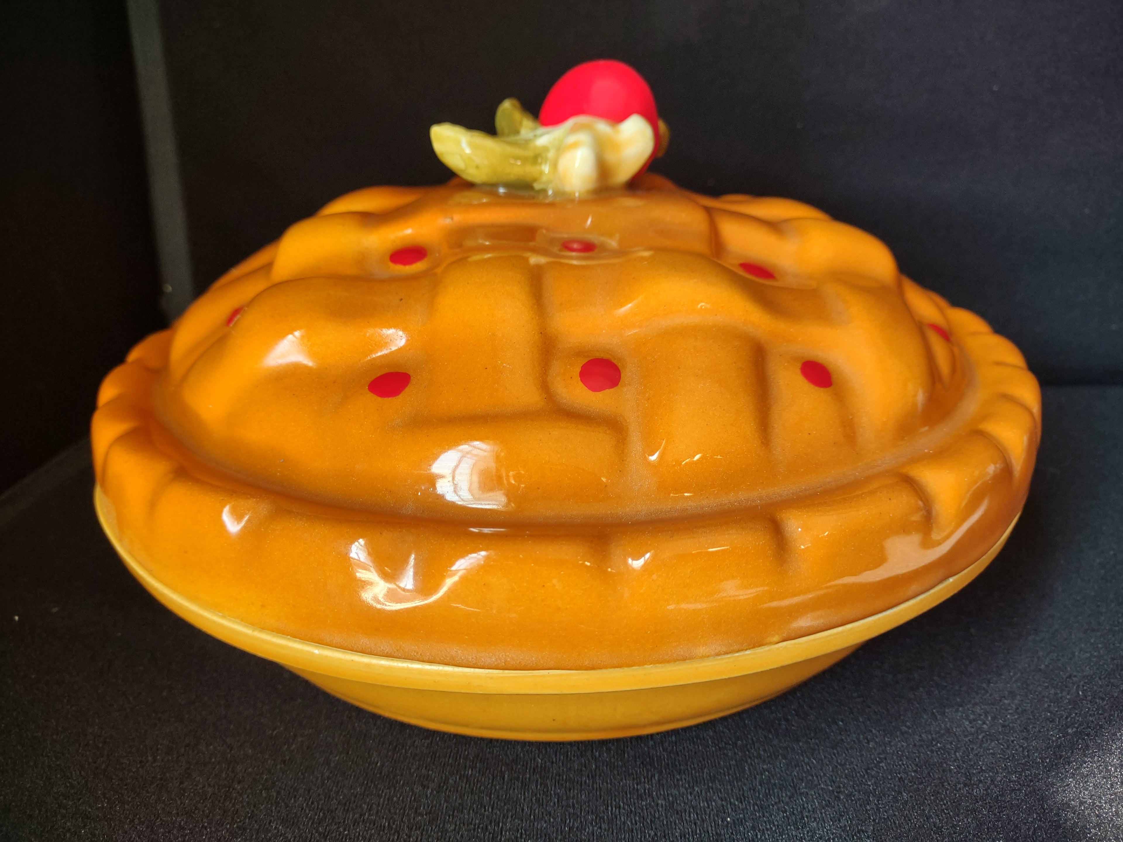 Vintage Ceramic Cherry Pie Saver Pan Holder 11" with Lid (lot 2223)