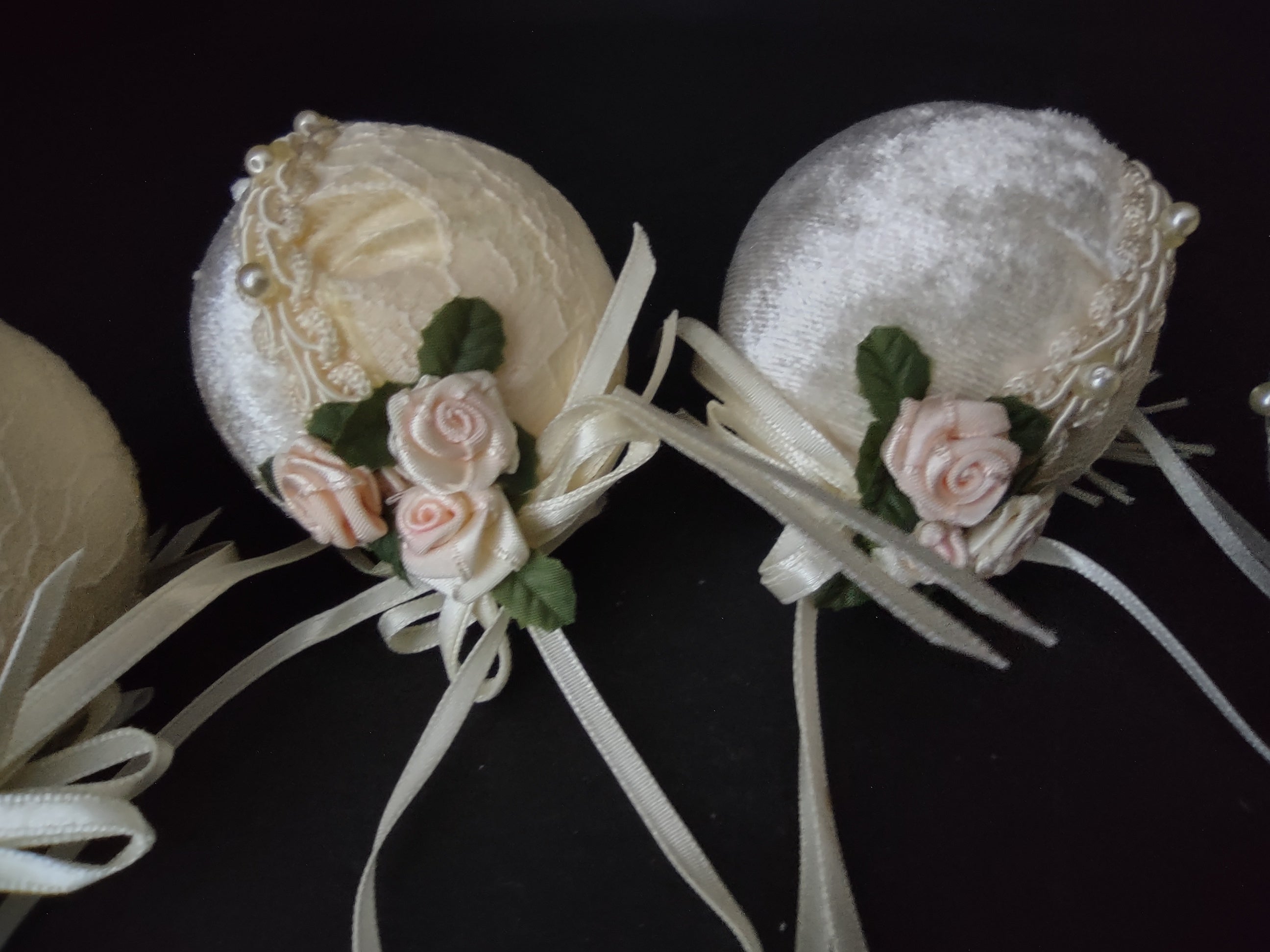 Victorian Ivory Lace Velvet Pearl Rose Christmas Ball Ornament x 4 (lot 1206)