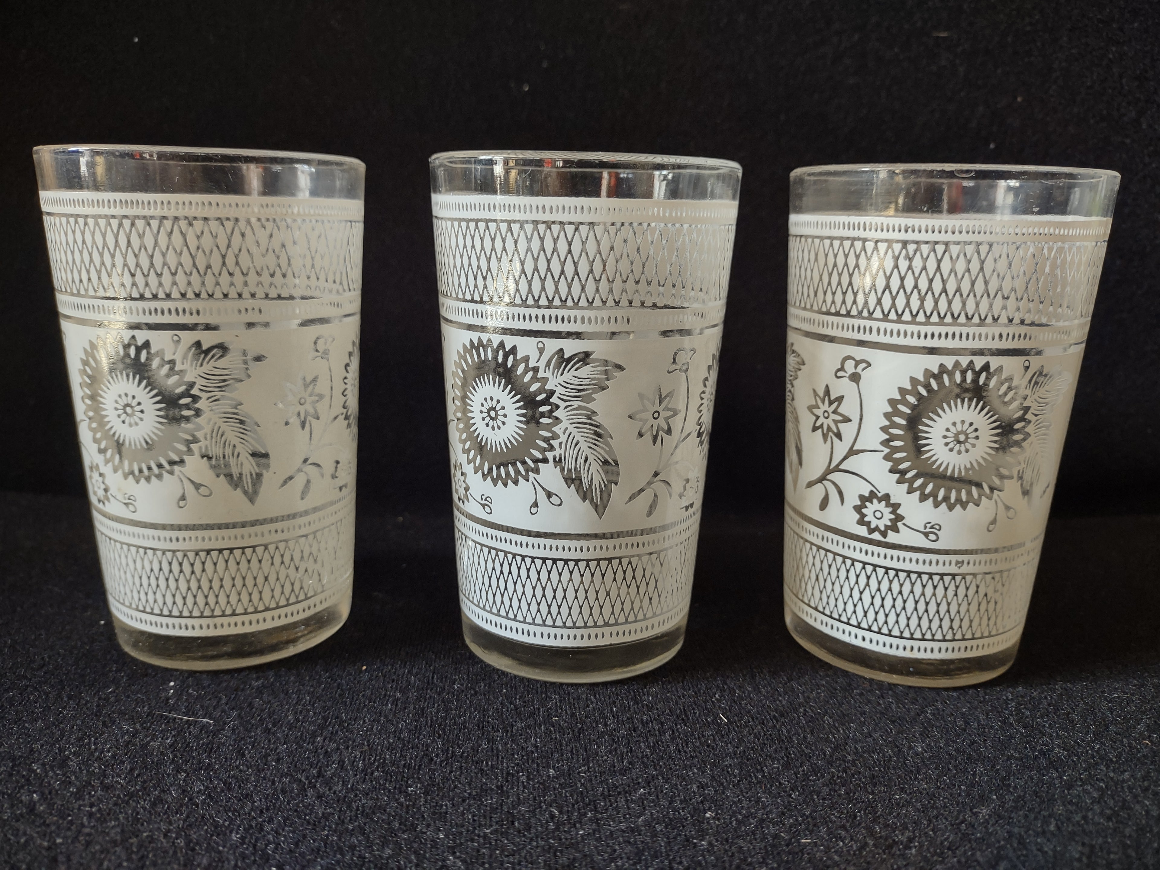 Vintage MCM Small 4" Juice Glass x 3 White Flowers Diamond Pattern (lot 5170)