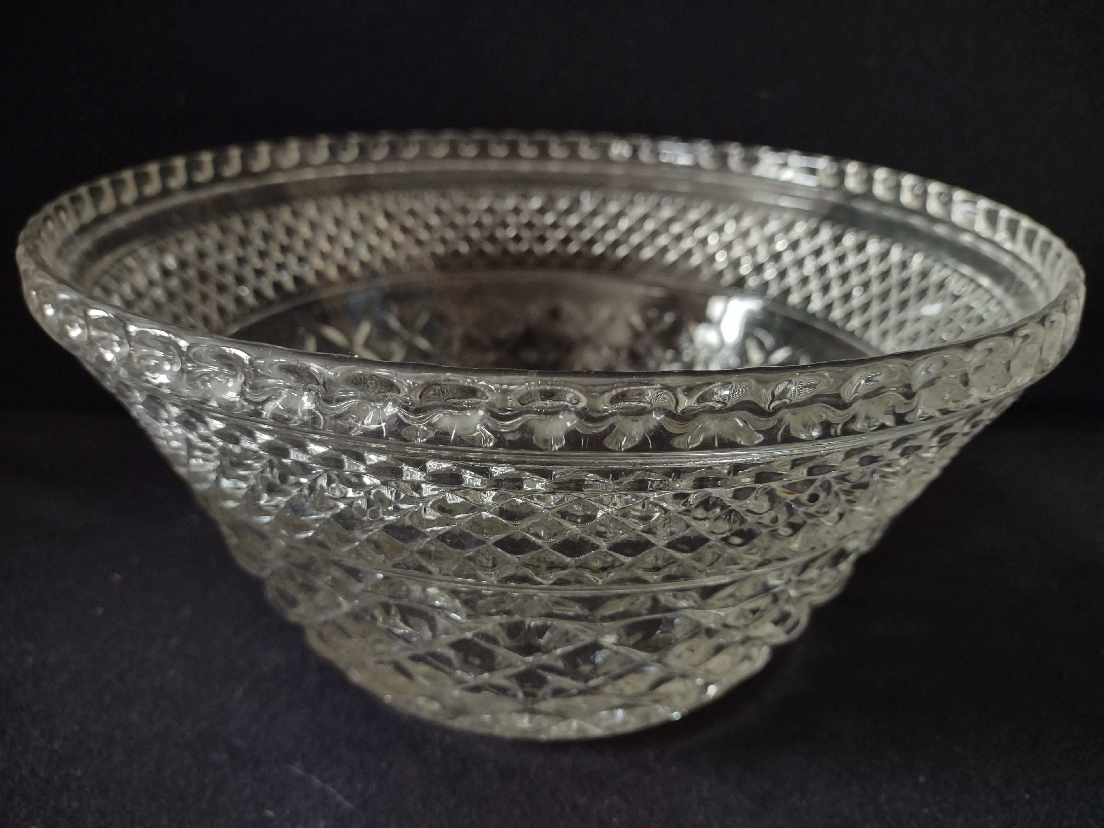 Wexford Anchor Hocking Large Glass Serving Bowl Diamond (lot 5147)