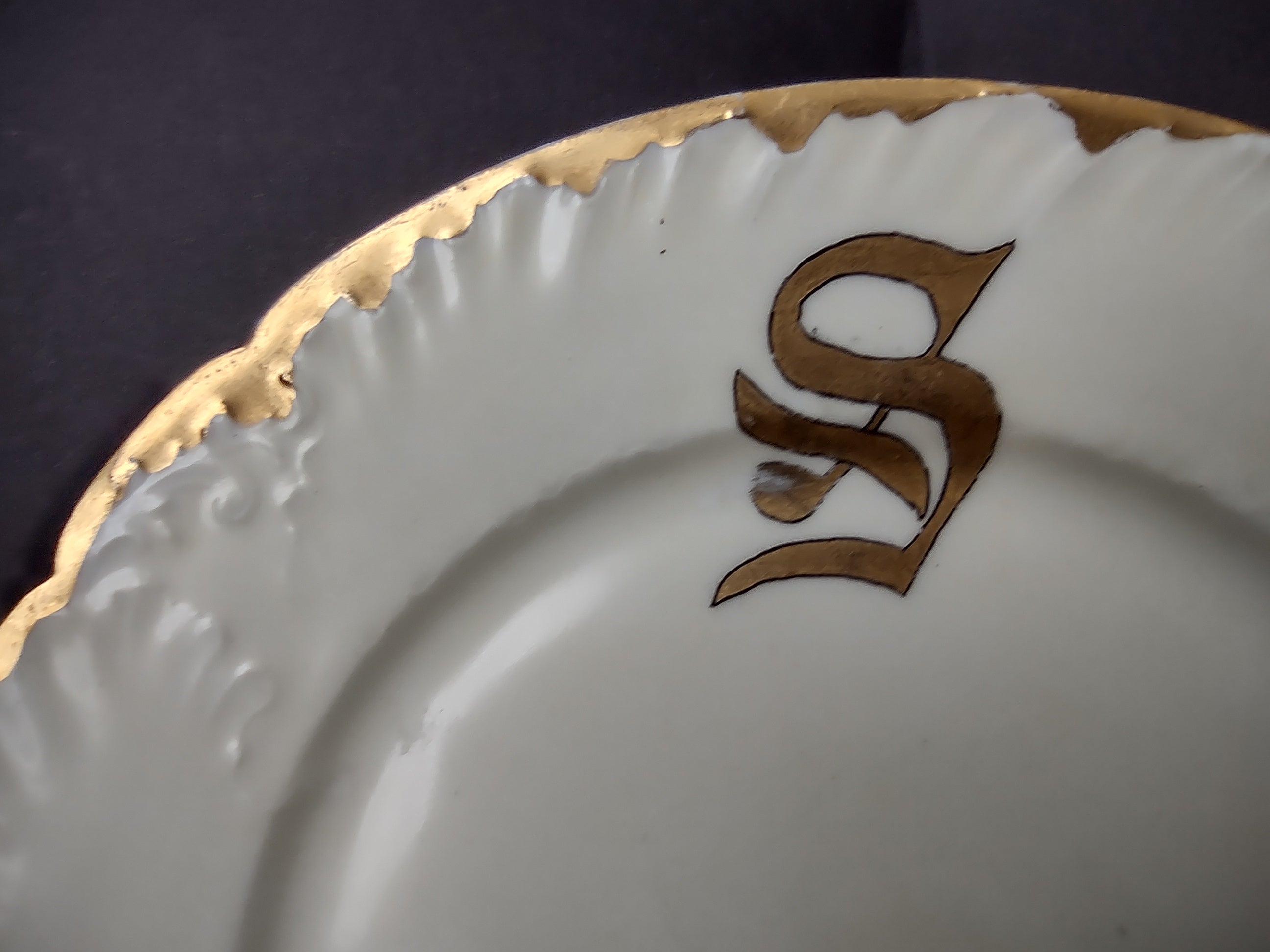 Wm. Guerin Limoges Dinner Plate Gold Trim French Chick Monogramm S (lot 986)