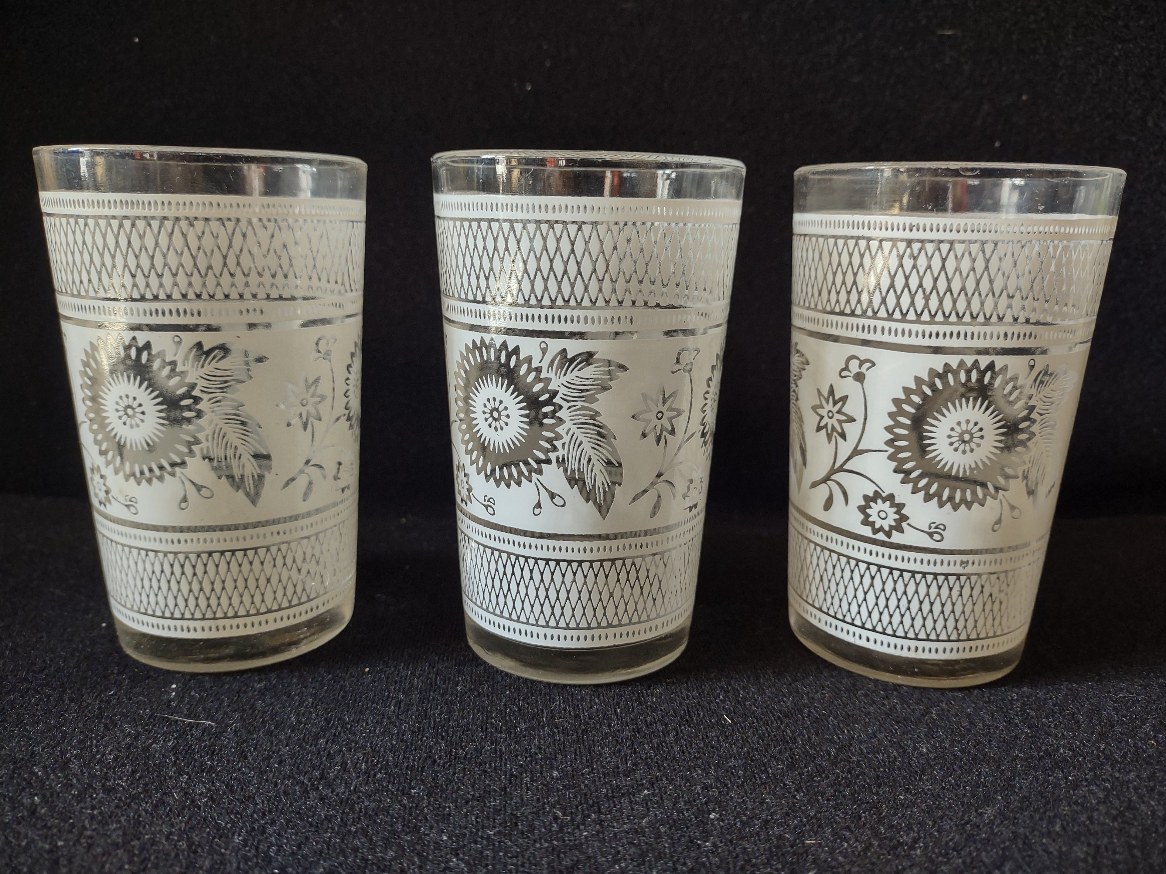 Vintage MCM Small 4" Juice Glass x 3 White Flowers Diamond Pattern (lot 5170)