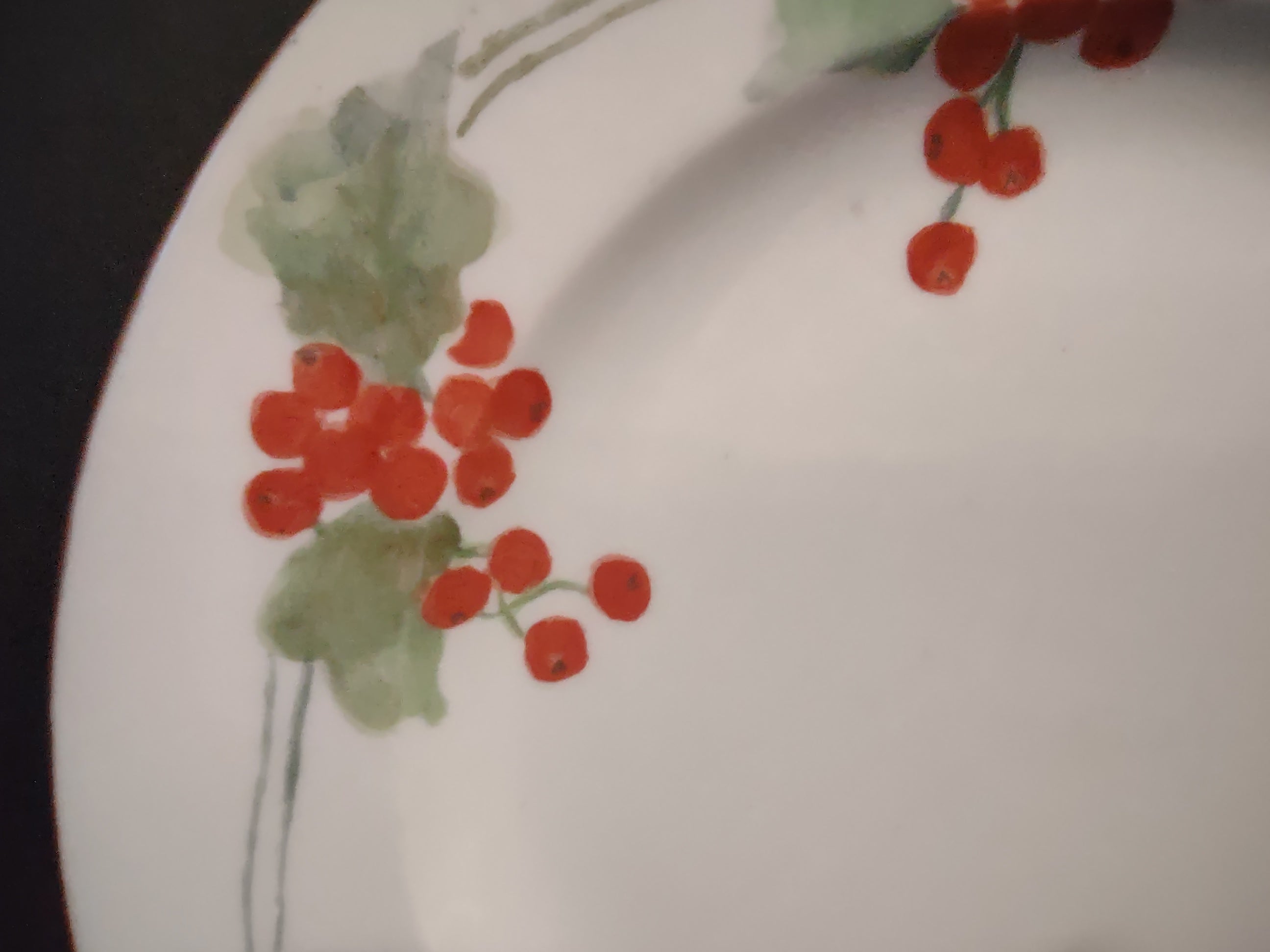 Haviland France Limoges Luncheon Plate Cranberries Christmas (lot 1008)