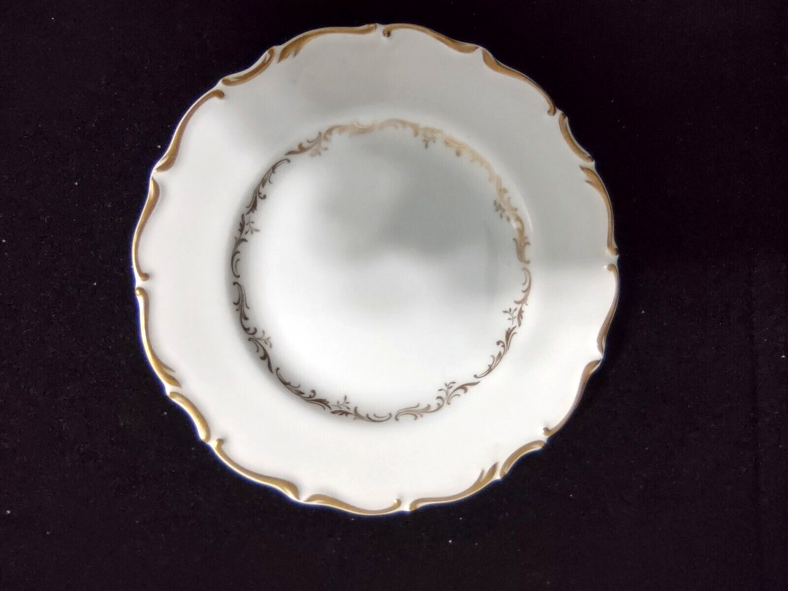 055 Vintage Royal Doulton Plate Bread Desert White Gold Trim 6-1/2"