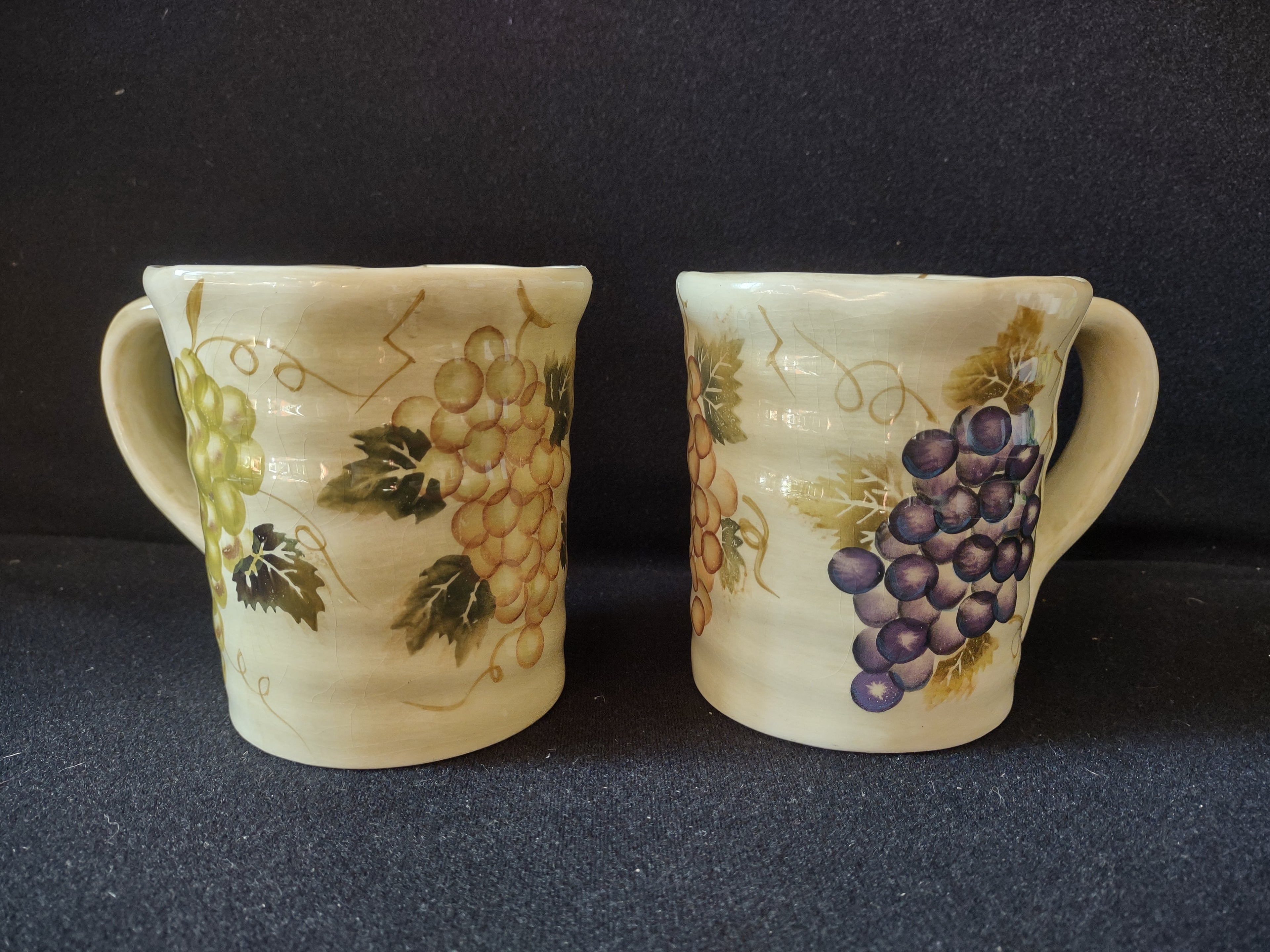 Cabernet Set of 2 Large Mugs Italian Decor Grapes (lot 5265)