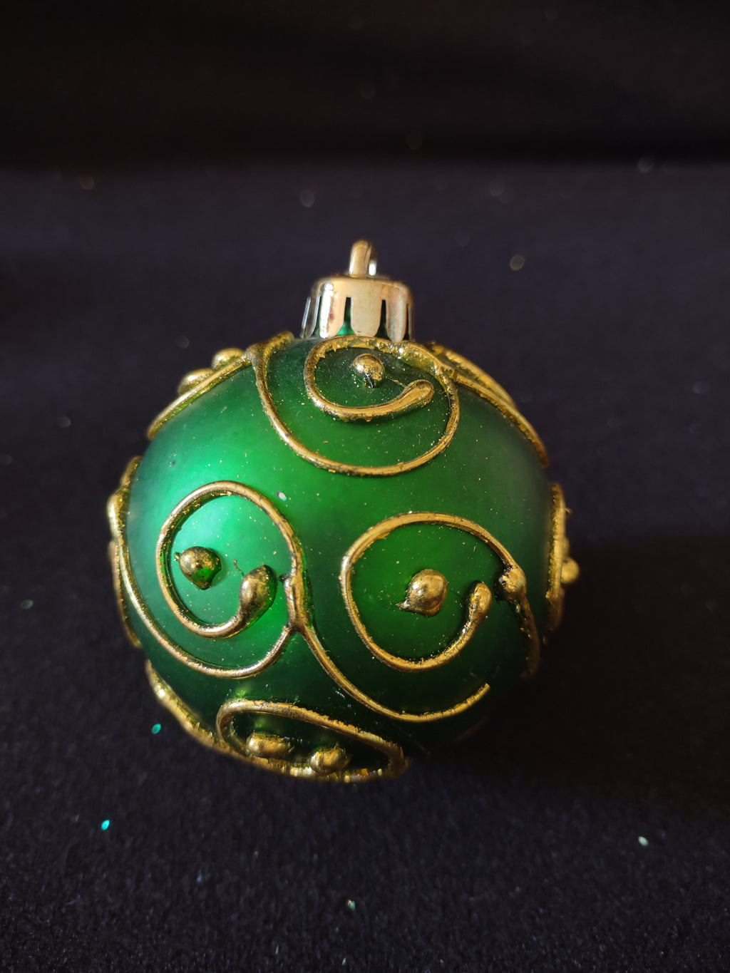 Christmas Ornaments Plastic 4 Green/Gold 4 Fuchsia/Silver 2 1/2" (Lot 4397)