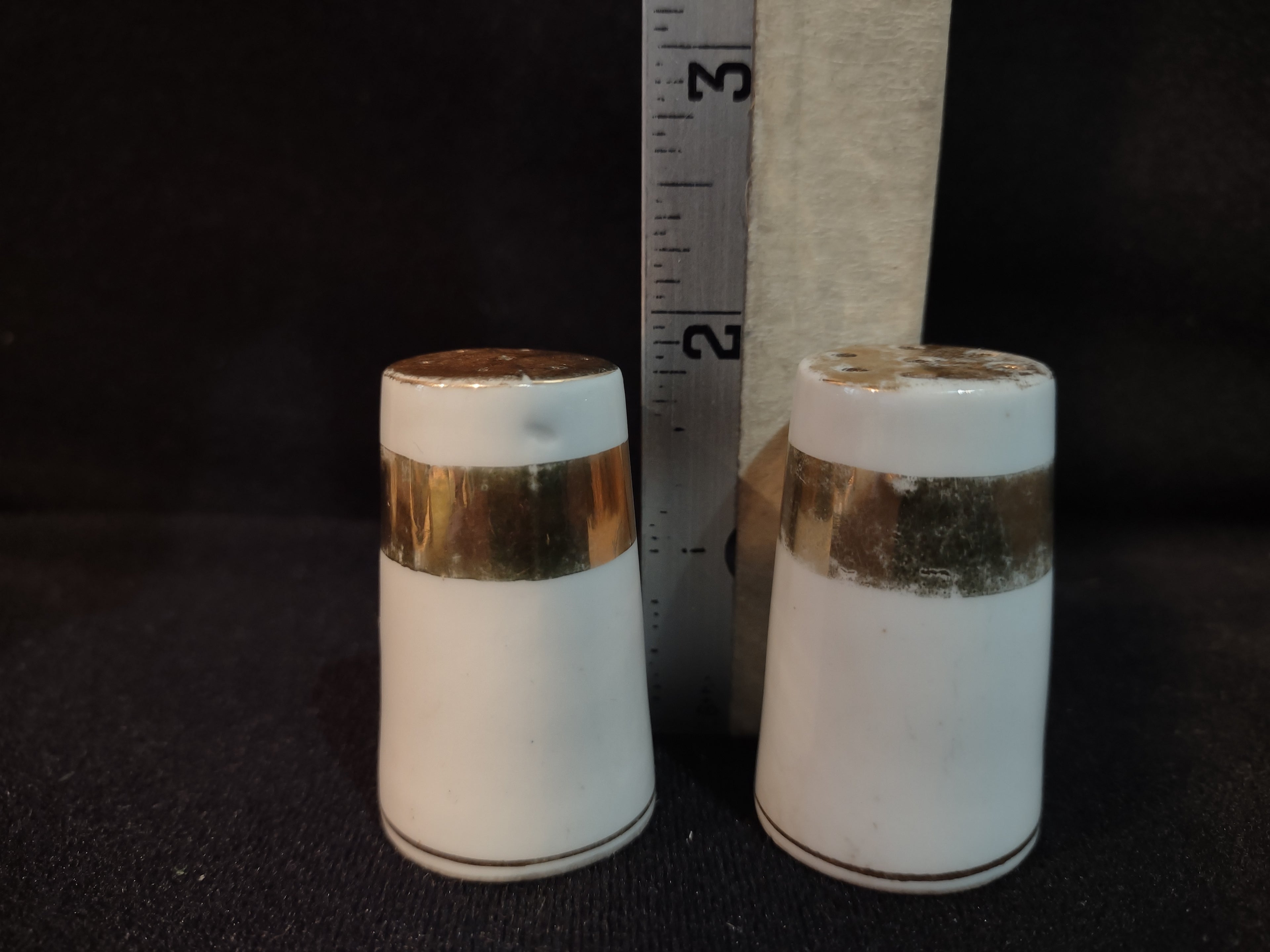 Vintage Salt and Pepper Shaker Japan White Golden (lot 5366)