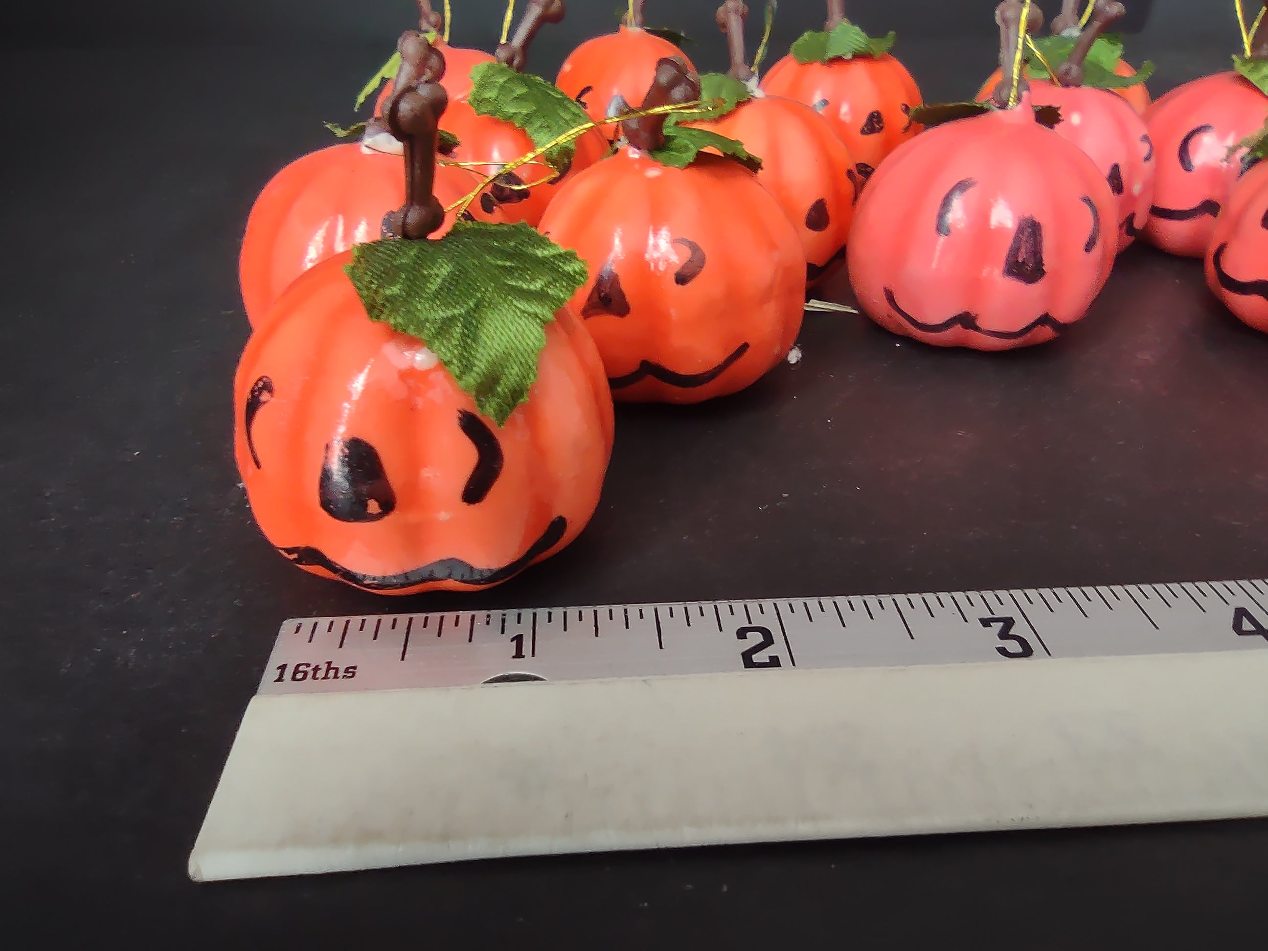 13 x Halloween Plastic Small Pumpkin Hanging Ornaments (lot 1144)