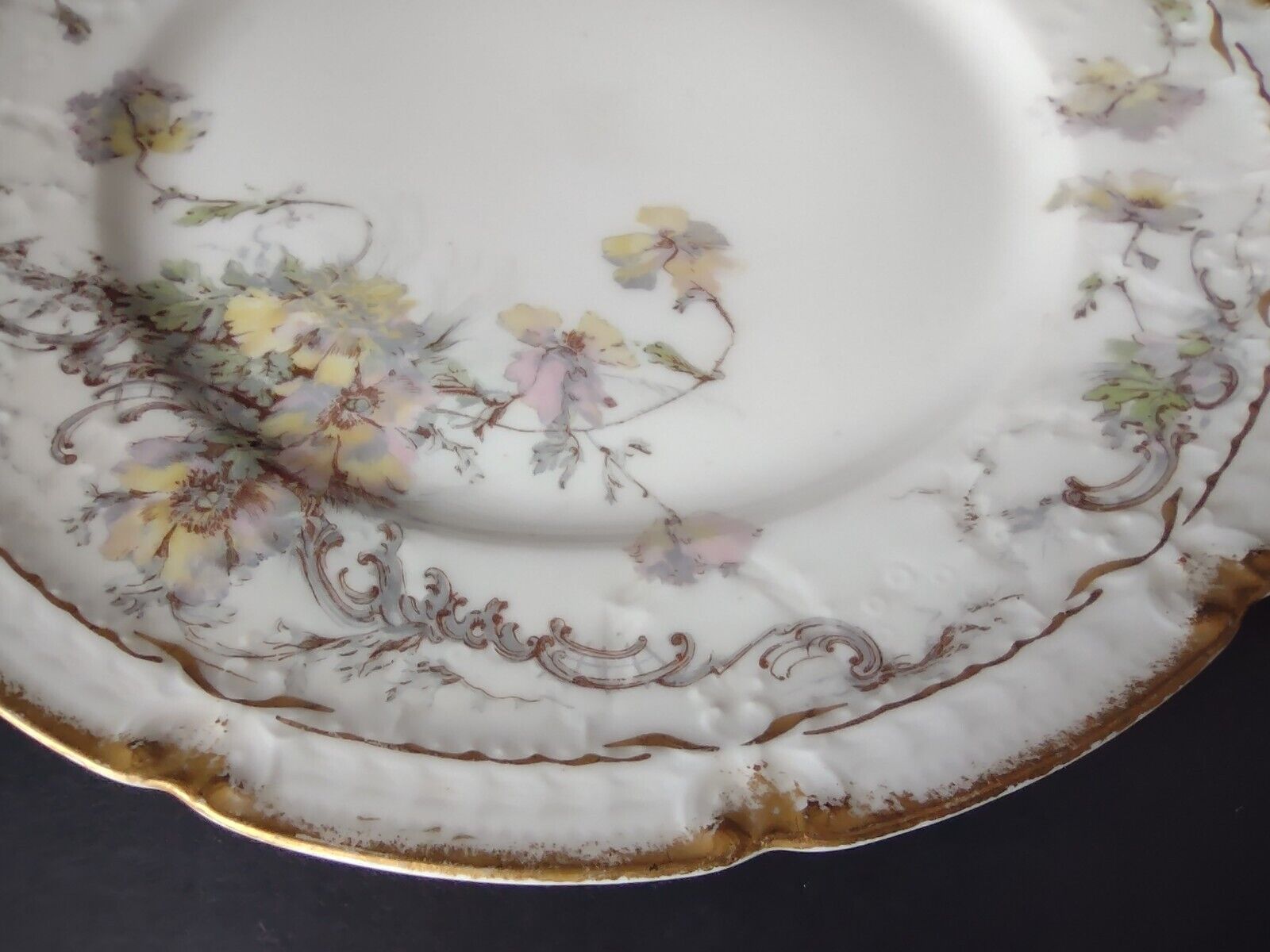 Haviland Limoges Raised Double Gold Trim Dinner Plate (lot 629)