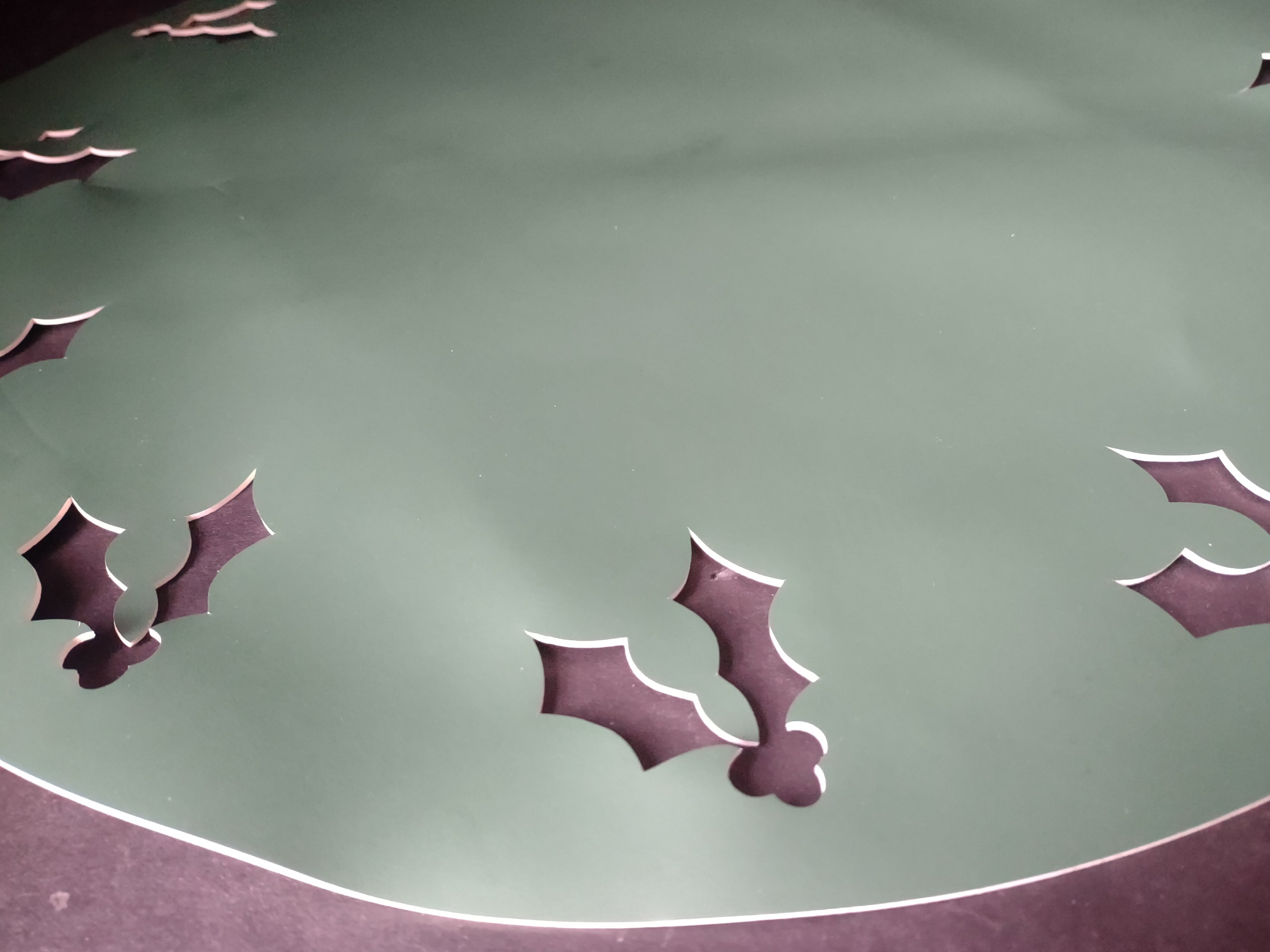 Christmas Extra Large Holly Table Mat Green Vinyl 19" (lot 3360)