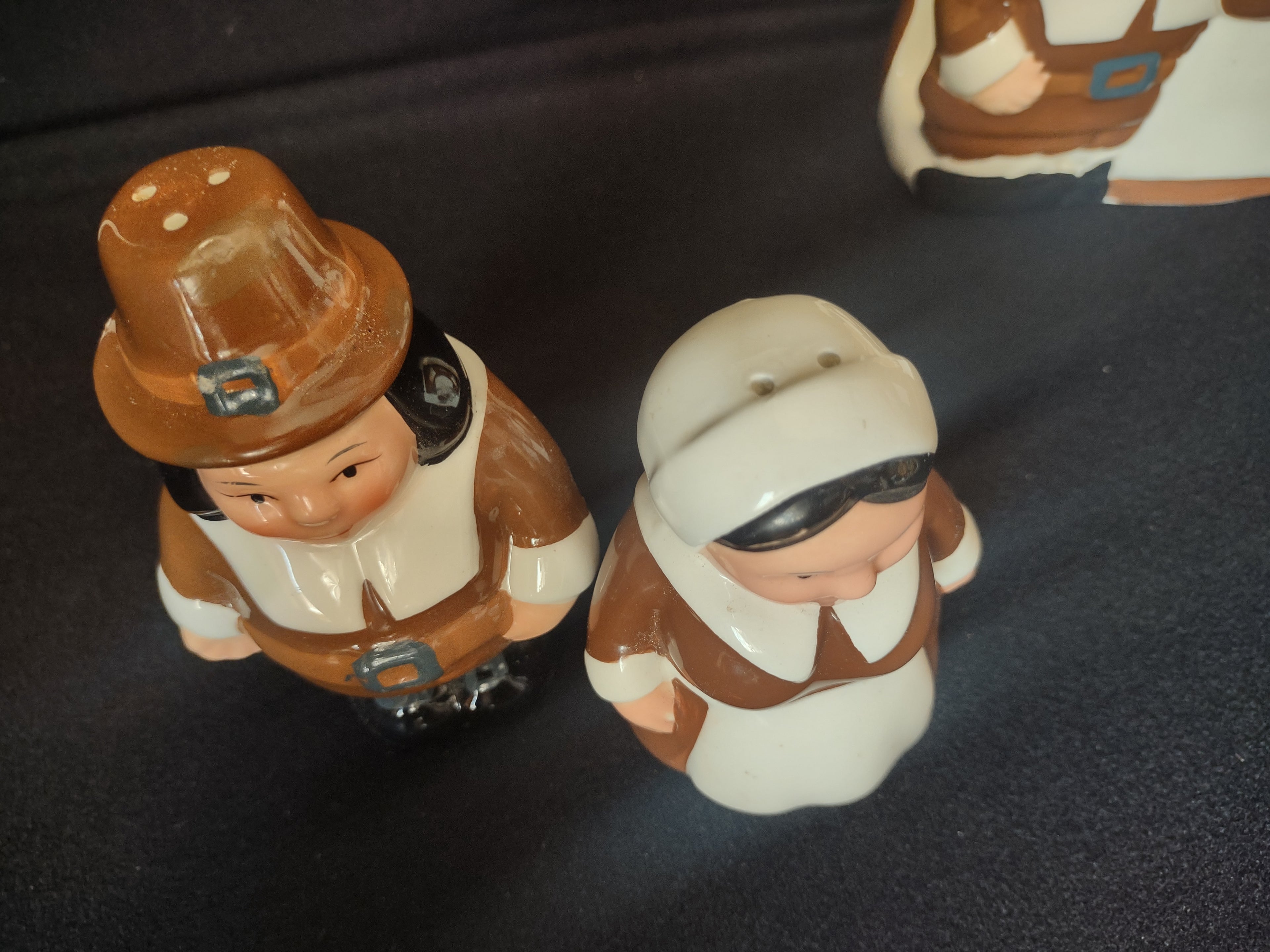 The Pilgrim Pair Thanksgiving Set Salt Pepper Shaker Napkin Holder (lot 2236)