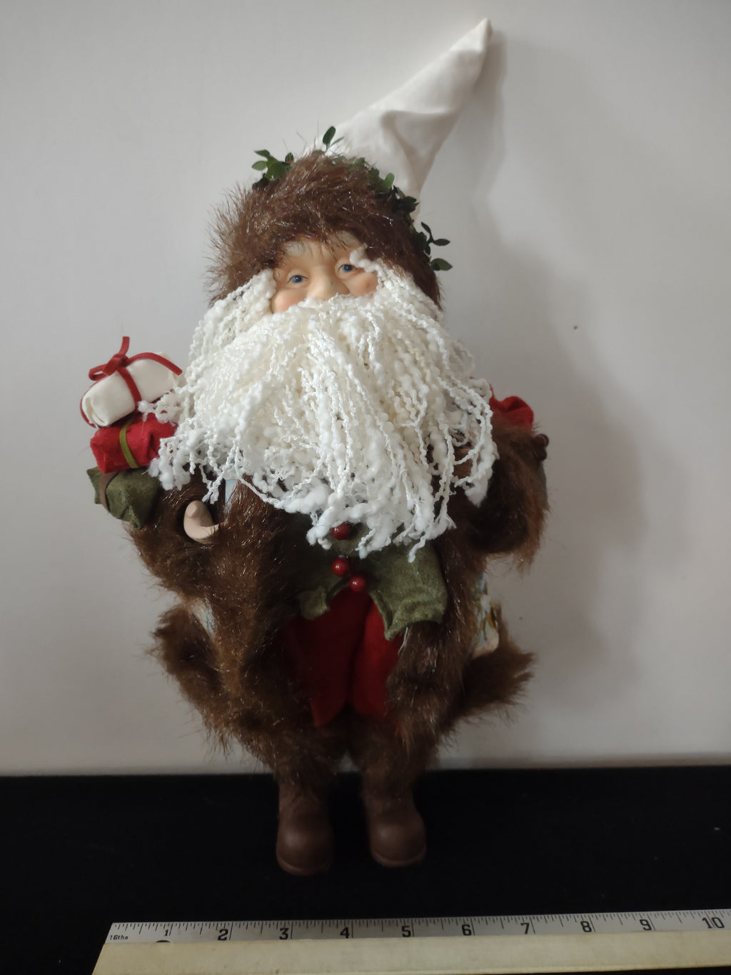 Vintage Rustic Christmas Santa Claus Ceramic Face Berry Trimmed Hat (Lot 3741)
