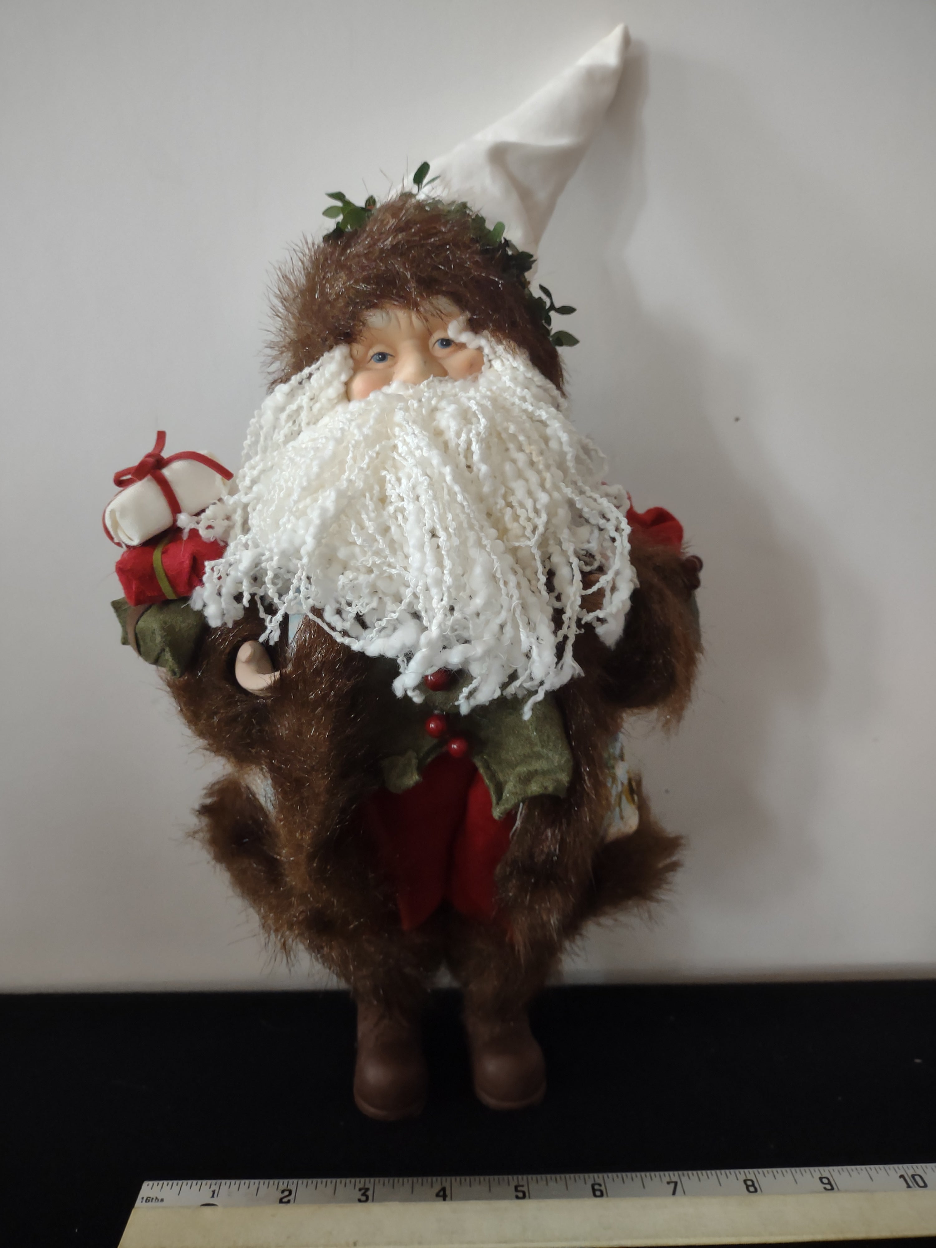 Vintage Rustic Christmas Santa Claus Ceramic Face Berry Trimmed Hat (Lot 3741)