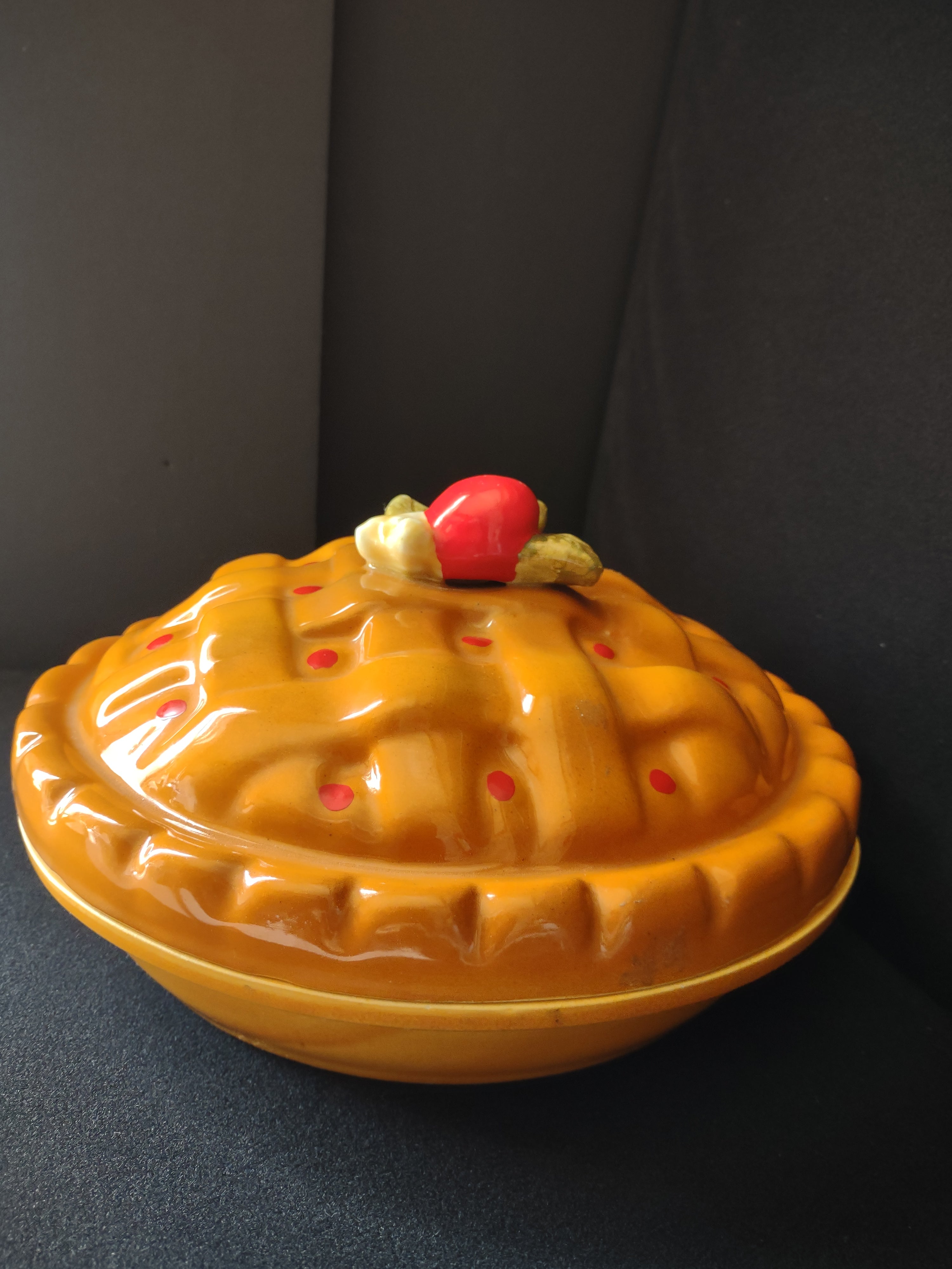 Vintage Ceramic Cherry Pie Saver Pan Holder 11" with Lid (lot 2223)