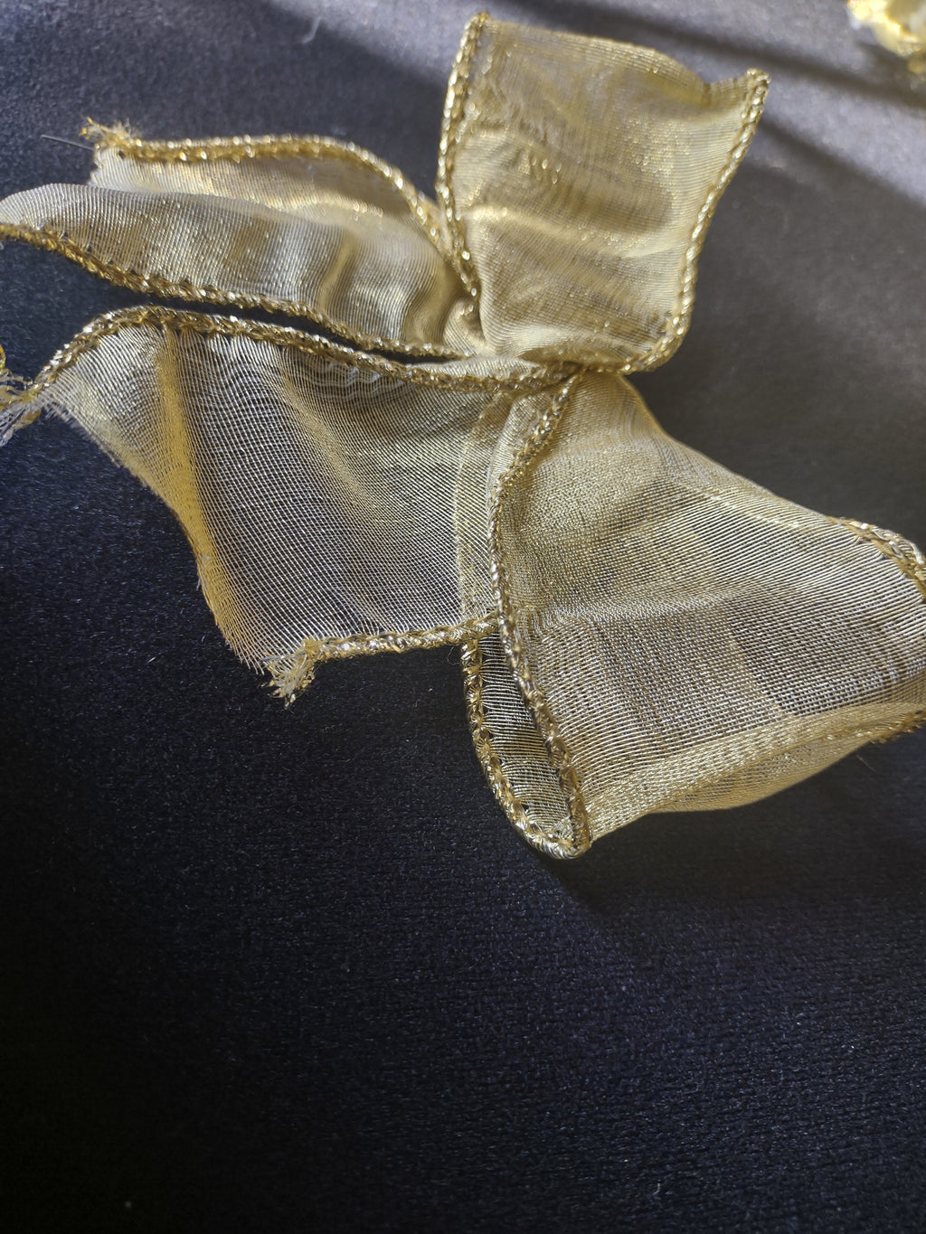 Lot of 27 Golden Ribbon Bows Christmas (lot 1702)