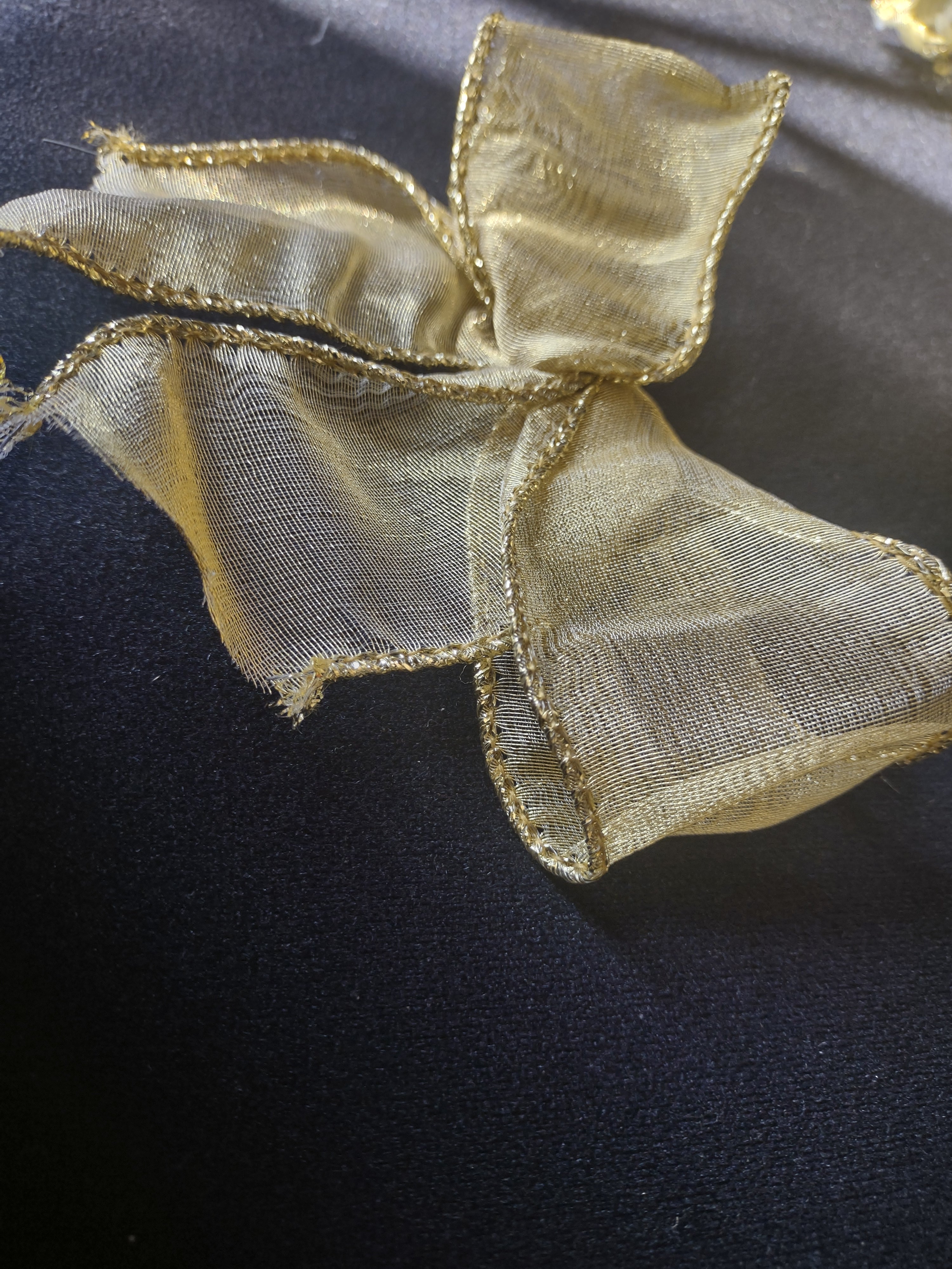 Lot of 27 Golden Ribbon Bows Christmas (lot 1702)