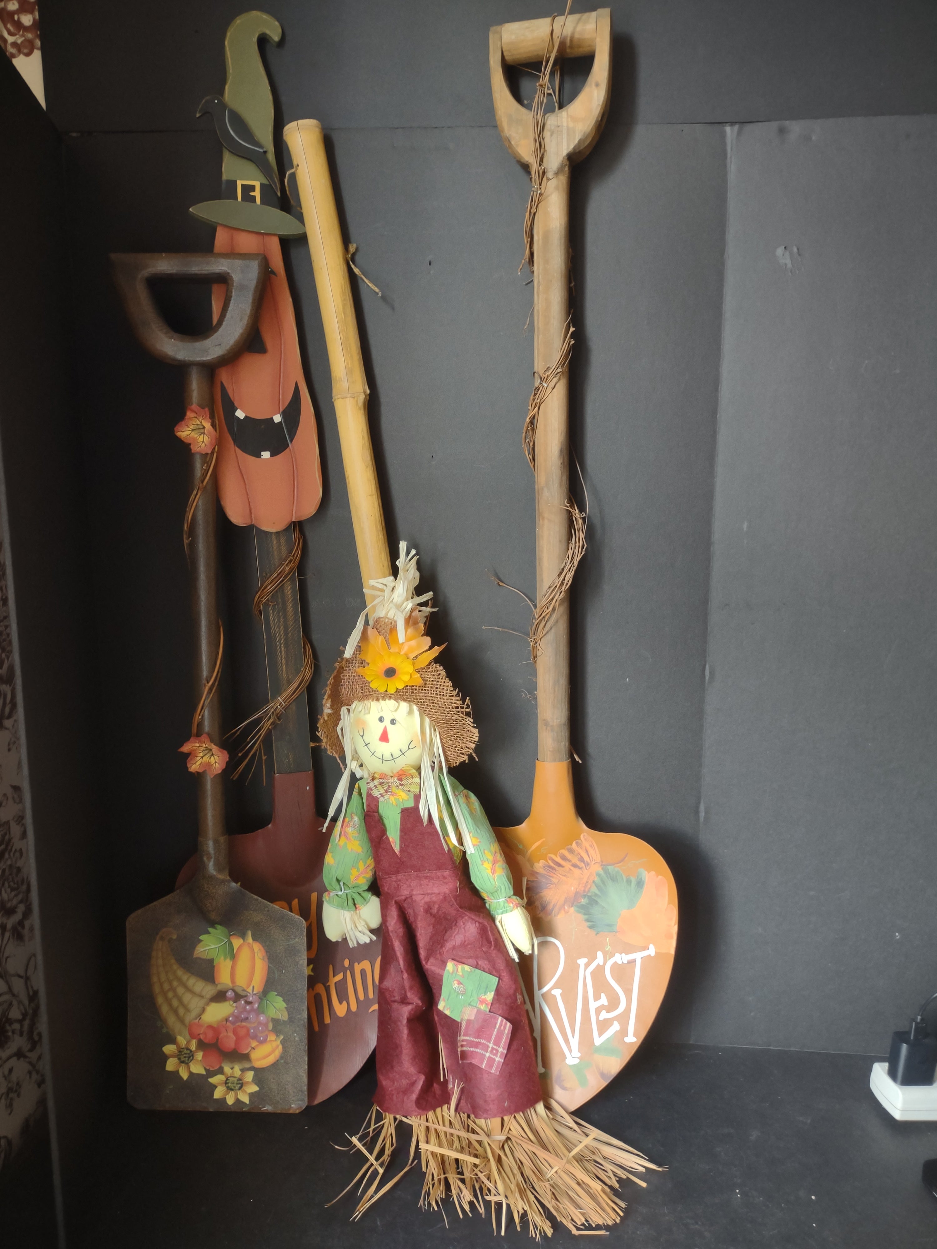 Halloween Harvest Thanksgiving Scarecrow Pumpkin Shovel Broom (lot 2998j)