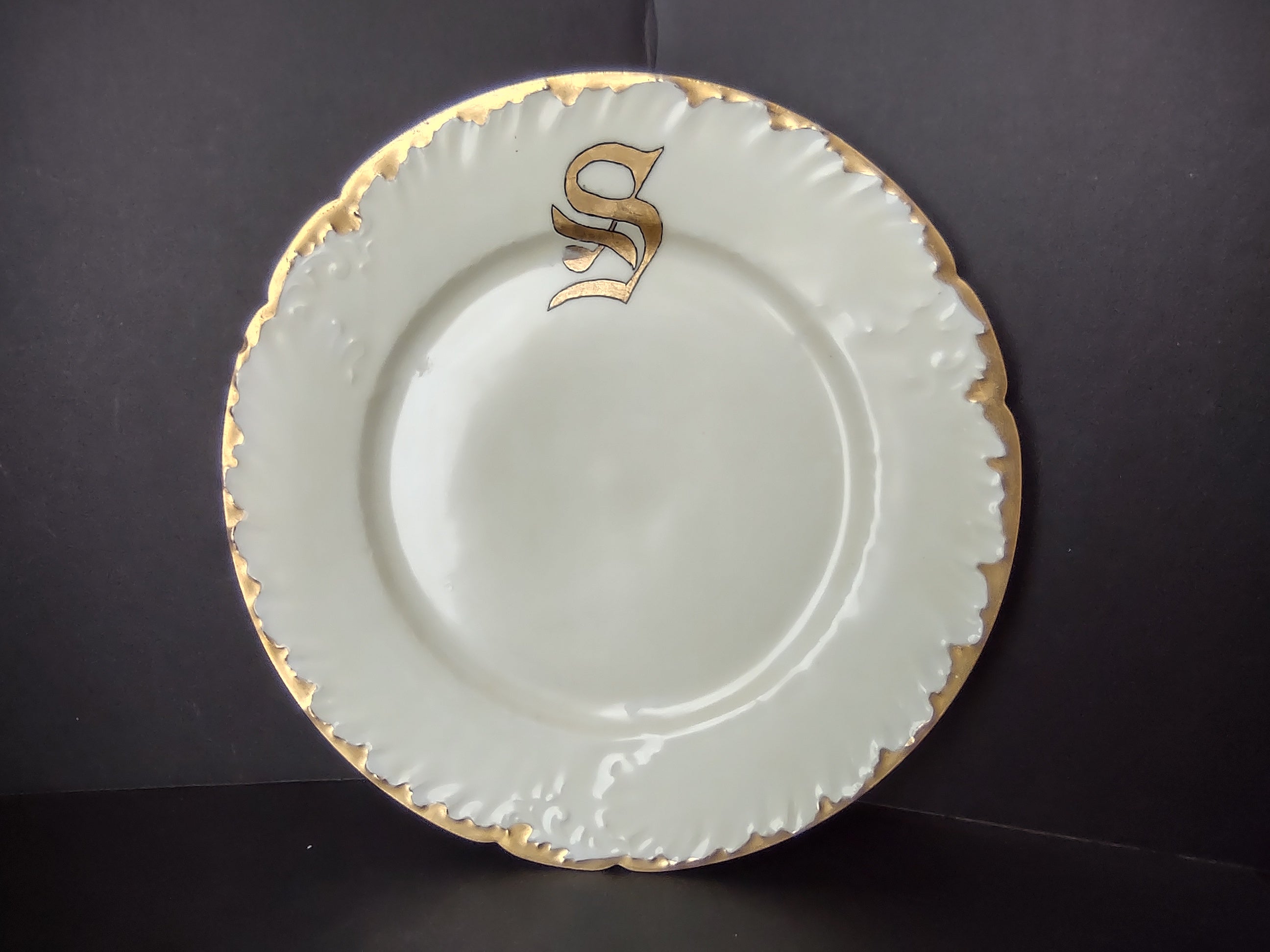 Wm. Guerin Limoges Dinner Plate Gold Trim French Chick Monogramm S (lot 986)