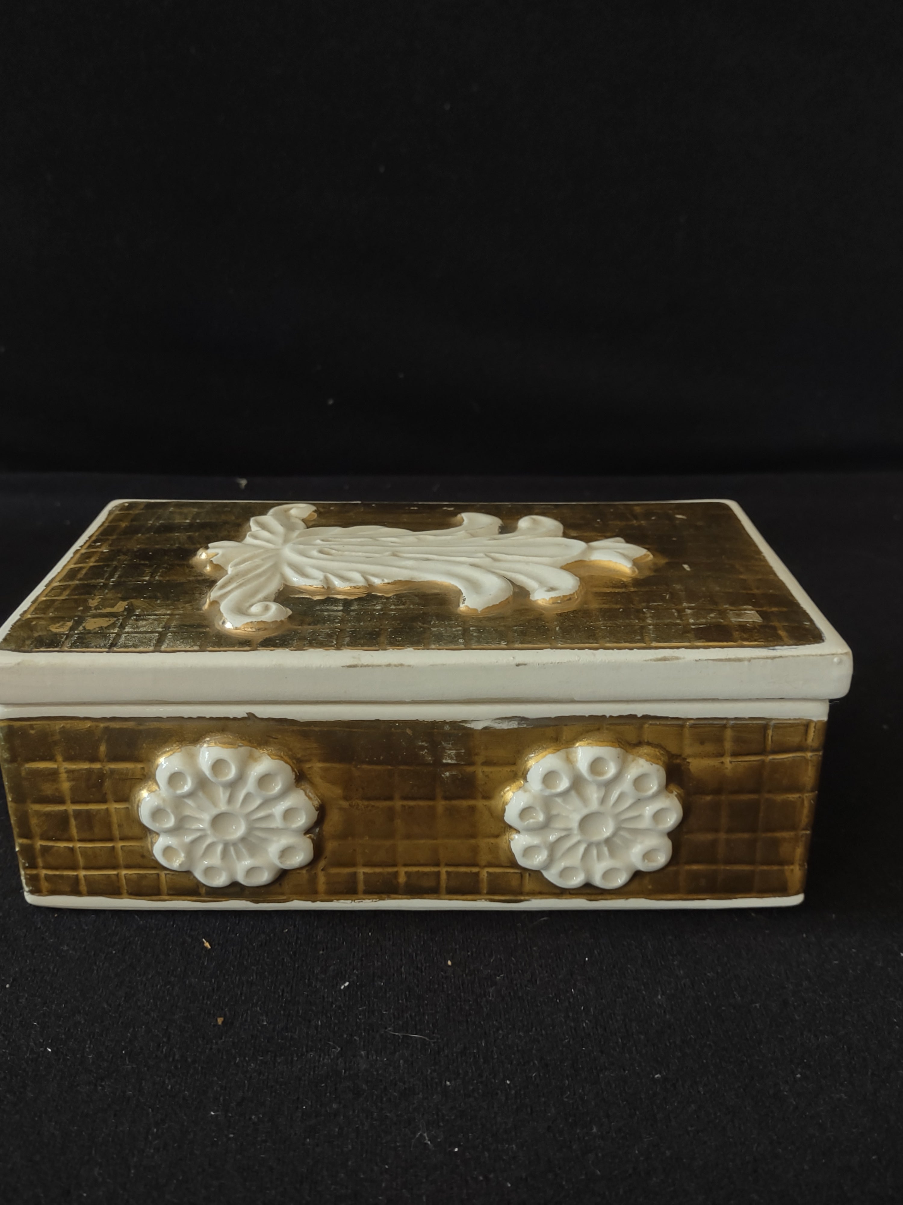 Vintage Trinket Box Raised Patterns Crossed Arrow Mark On Bottom (Lot 3319)
