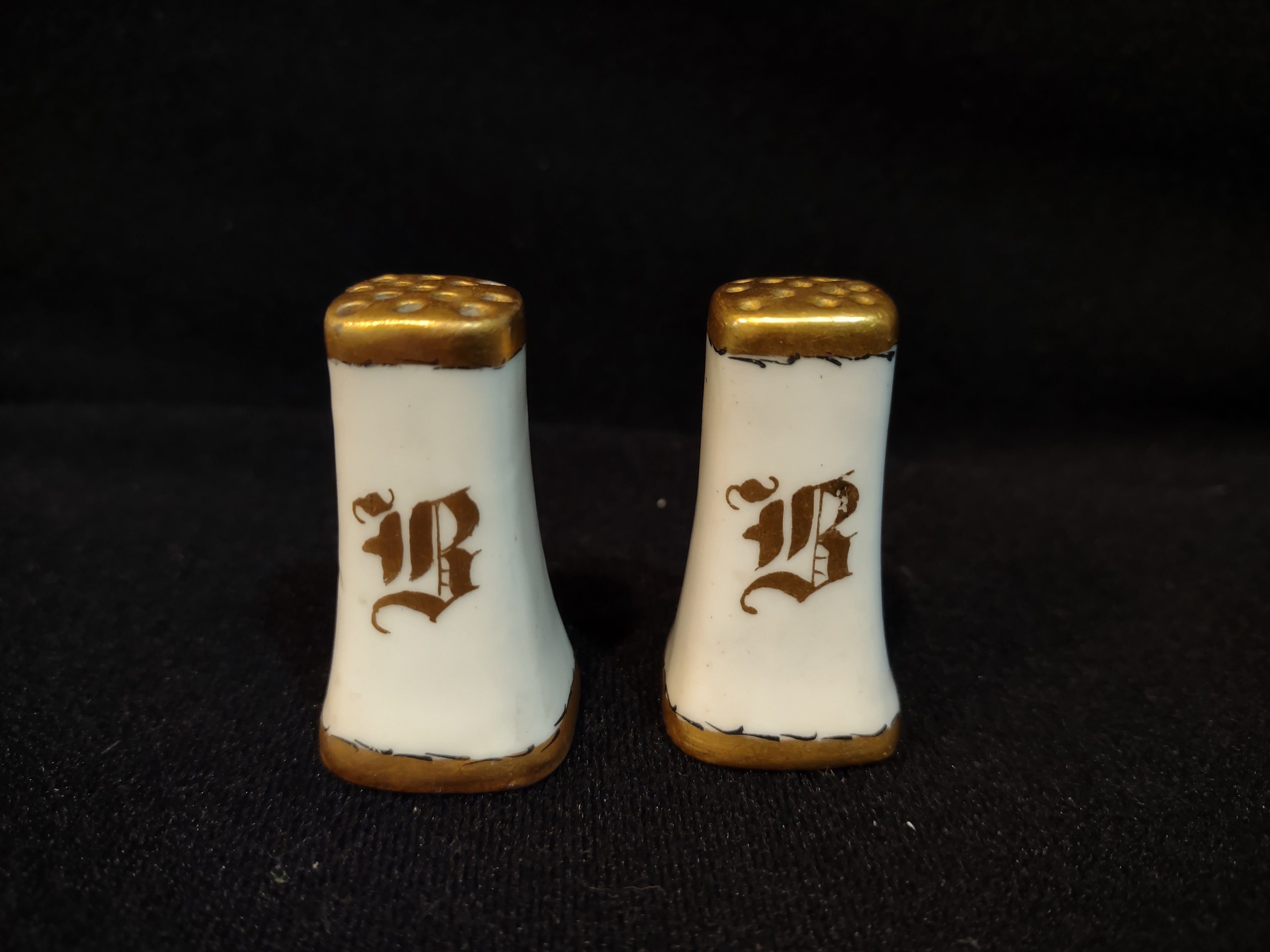 Vintage Small Salt and Pepper Shaker Golden White Monogrammed B (lot 5367)