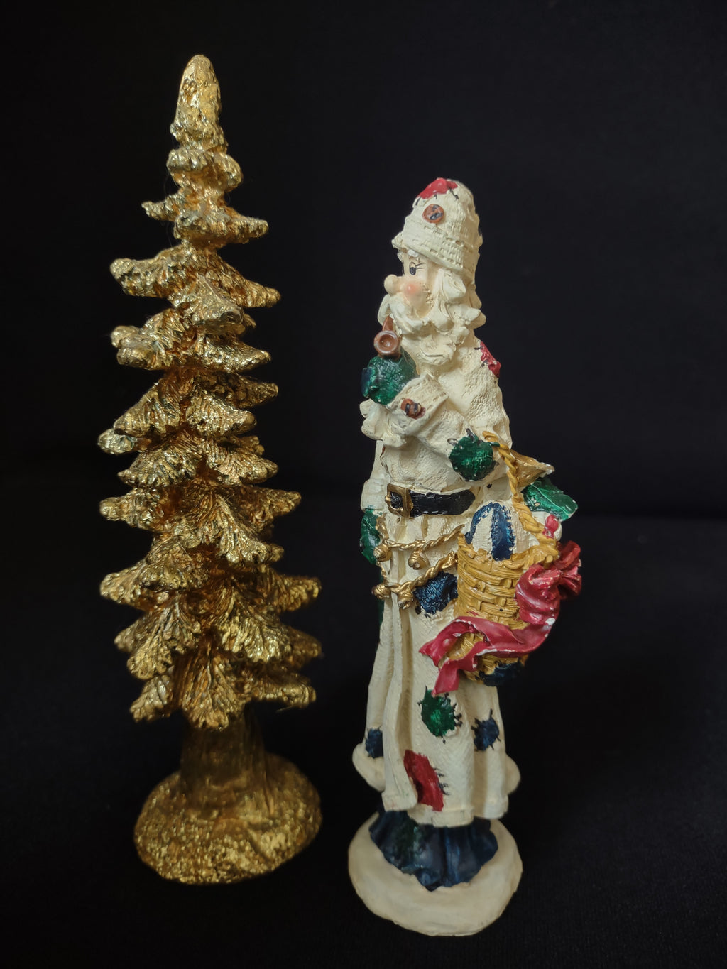 Christmas Decor Santa and Golden Christmas Tree 6" (lot 1718)