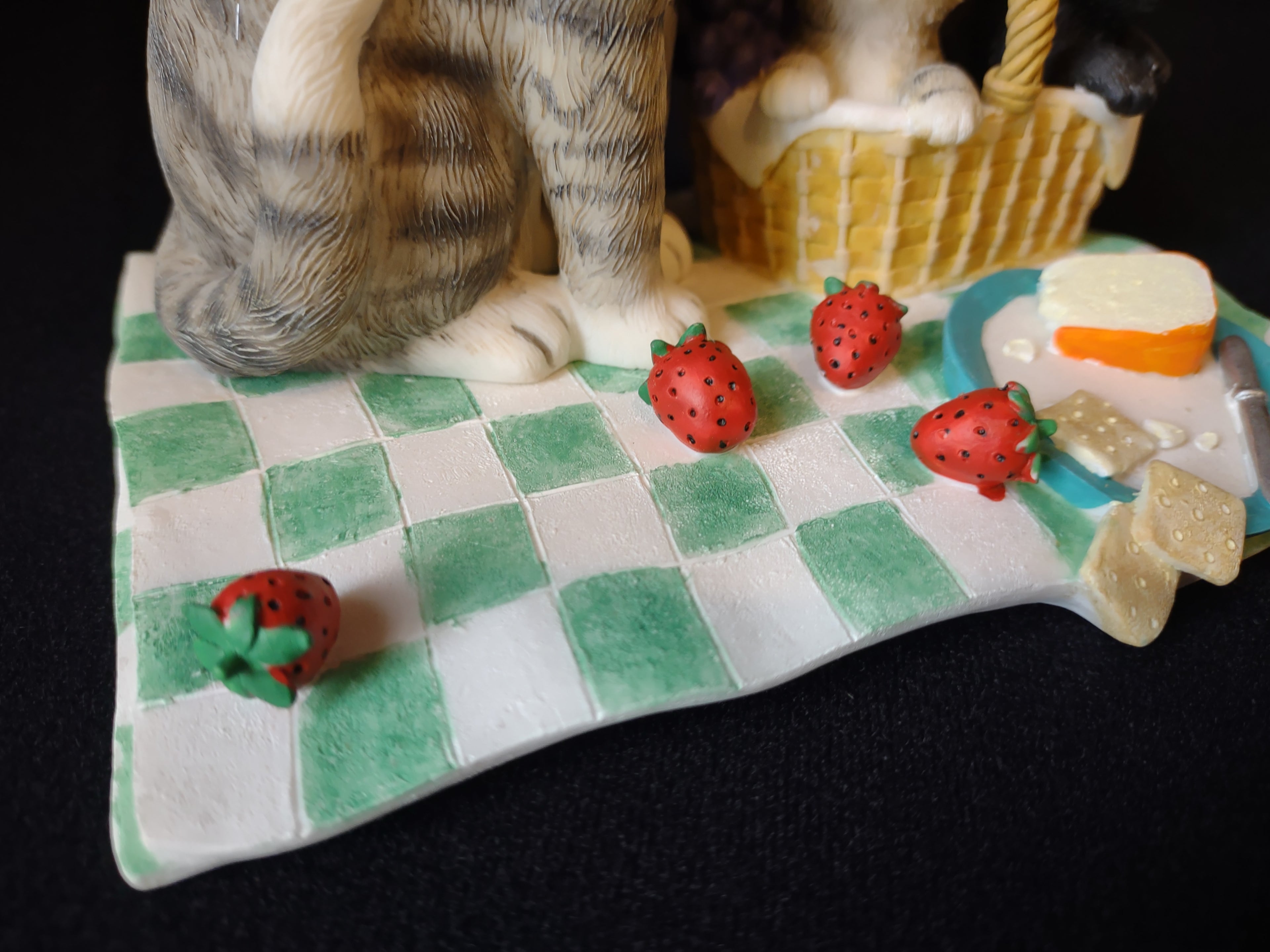 Lenox Family Picnic Mama Cat Kittens Strawberry & Cheese (lot 1633)