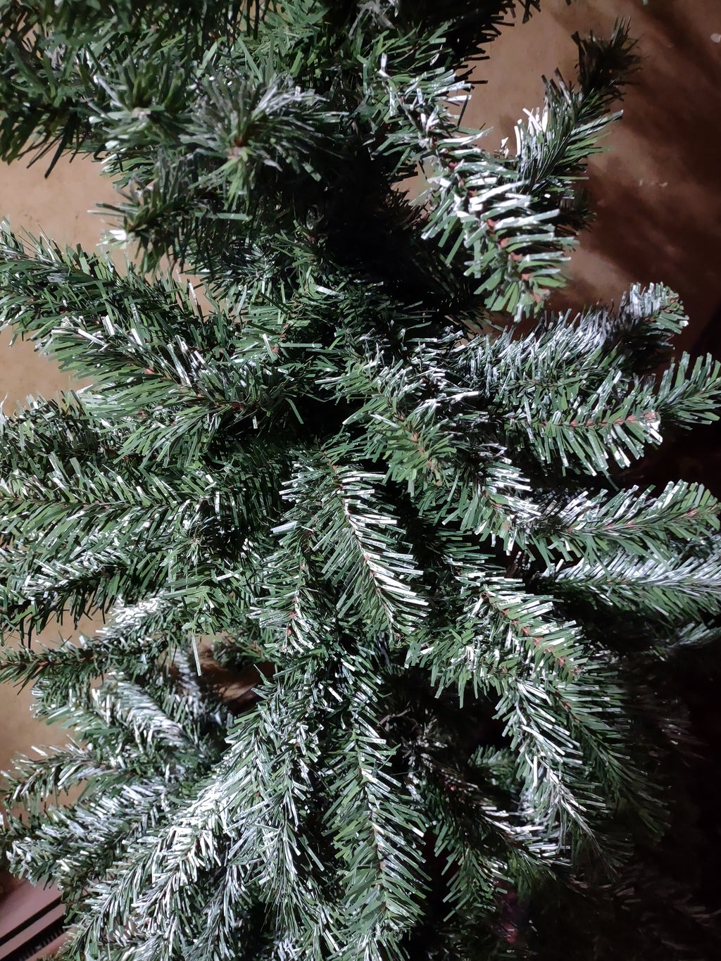 Christmas Artificial Green No Lights Sprayed with Snow (lot 3382)