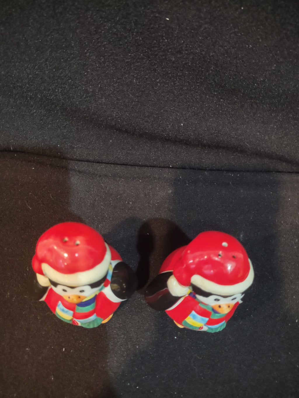 Vintage Christmas Scott's Collectables Penguin Salt Pepper Santa Hat (Lot 4105)