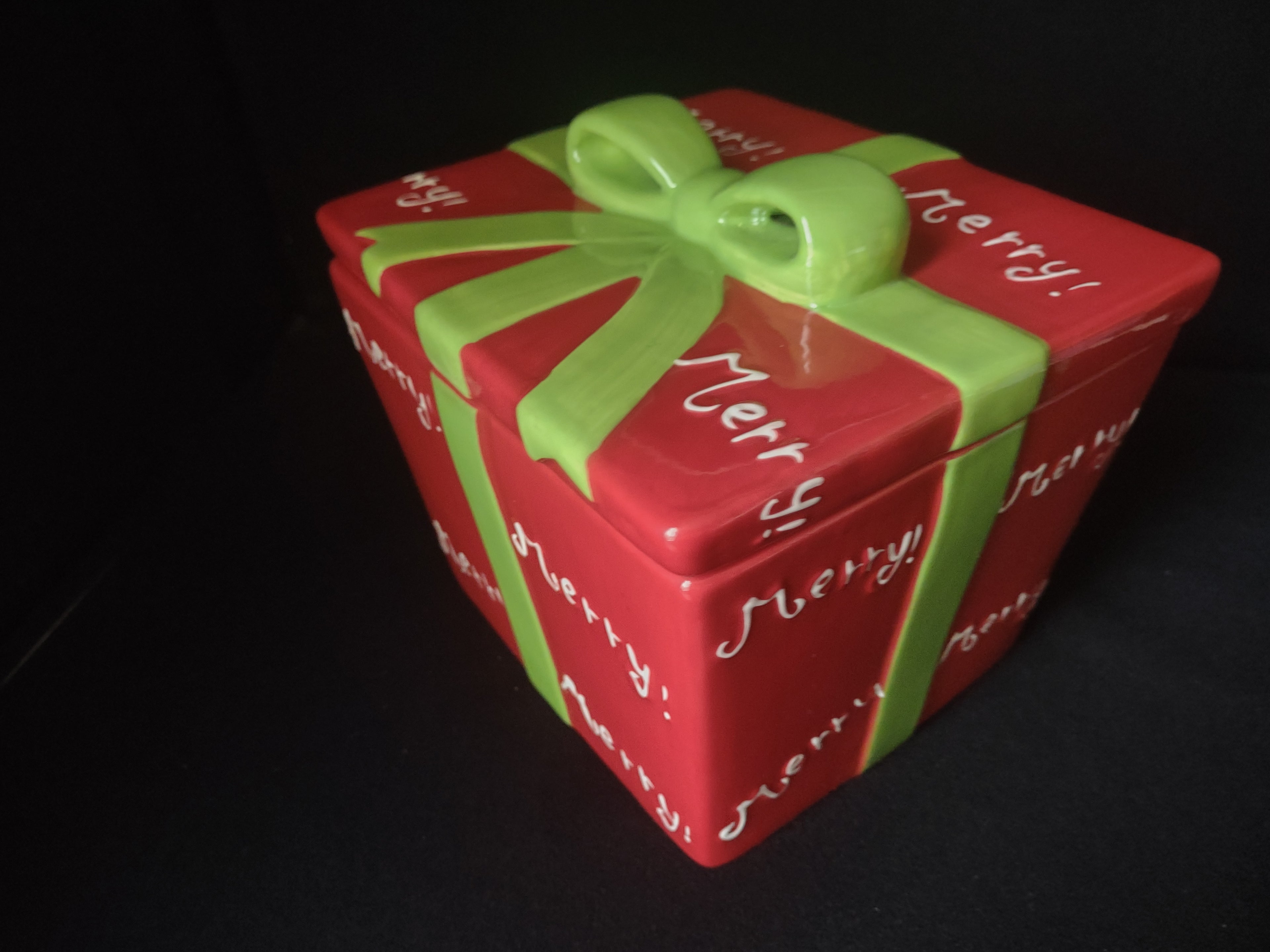 Christmas Gift Box Cookie Jar (lot 1713)