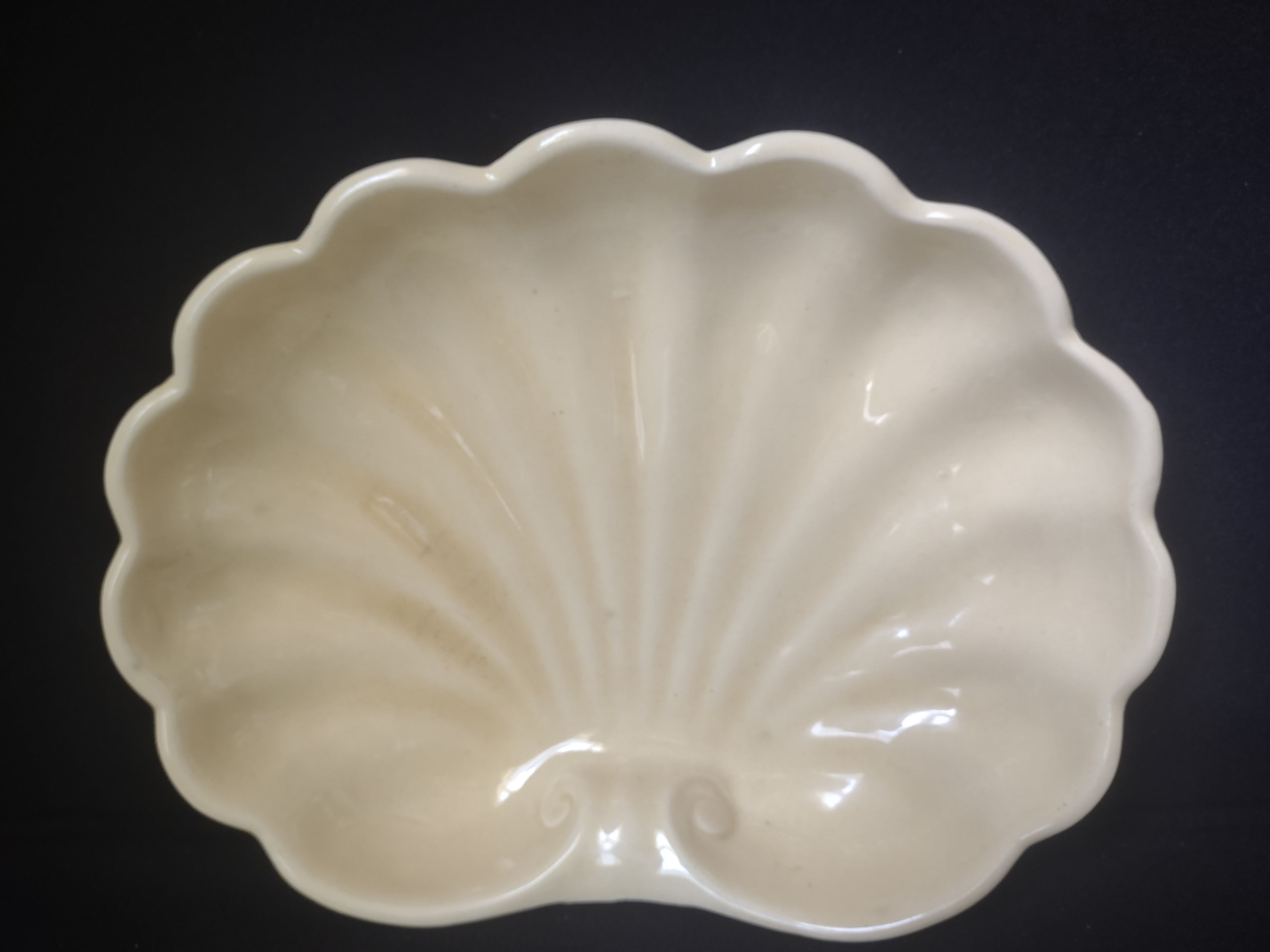 Ceramic Yellow Shell Shaped Dish 11" x 8" (lot 1689)