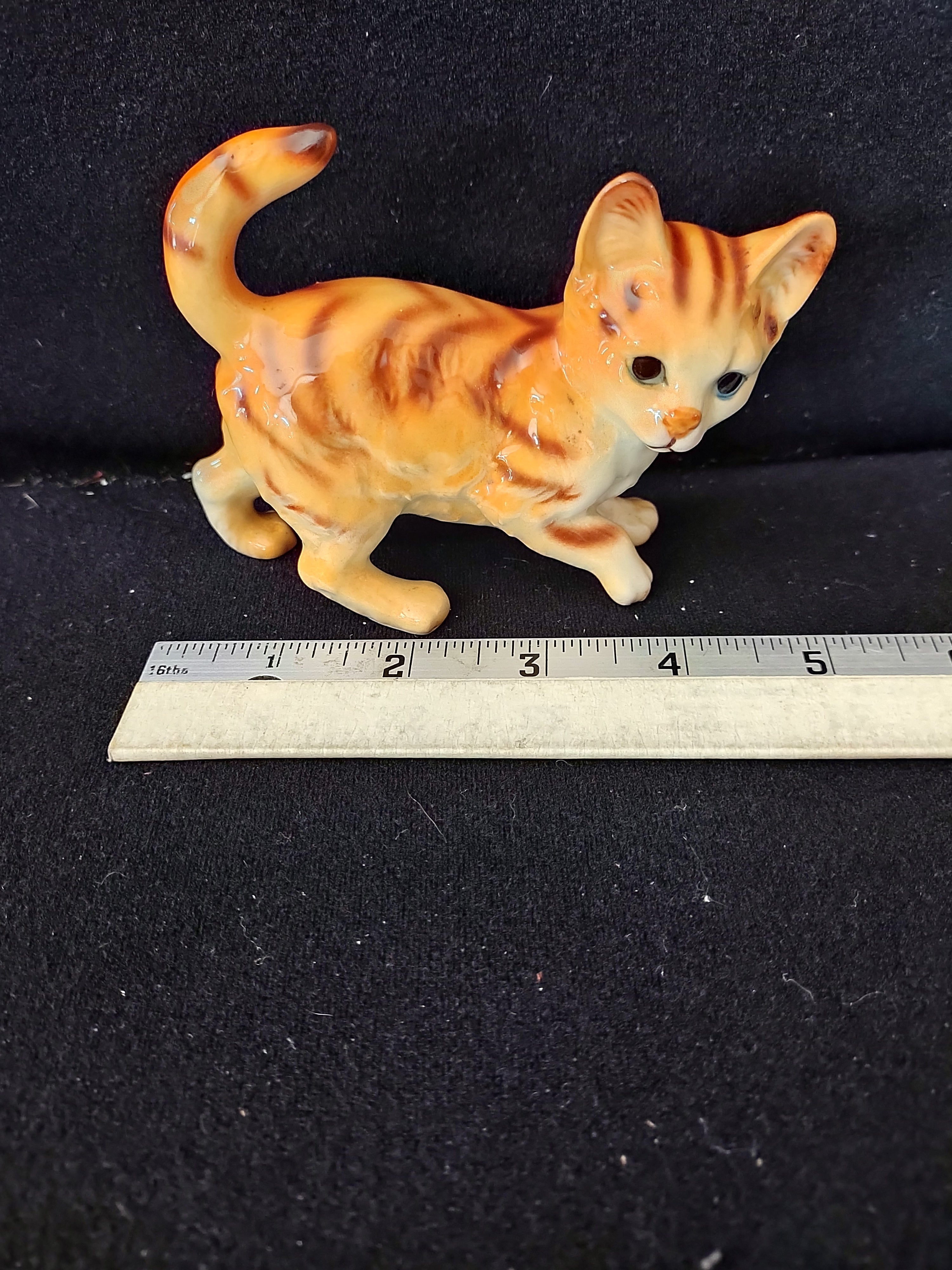 Vintage Hand Painted Porcelain Tabby Cat Collectable Figurine (Lot 3897)