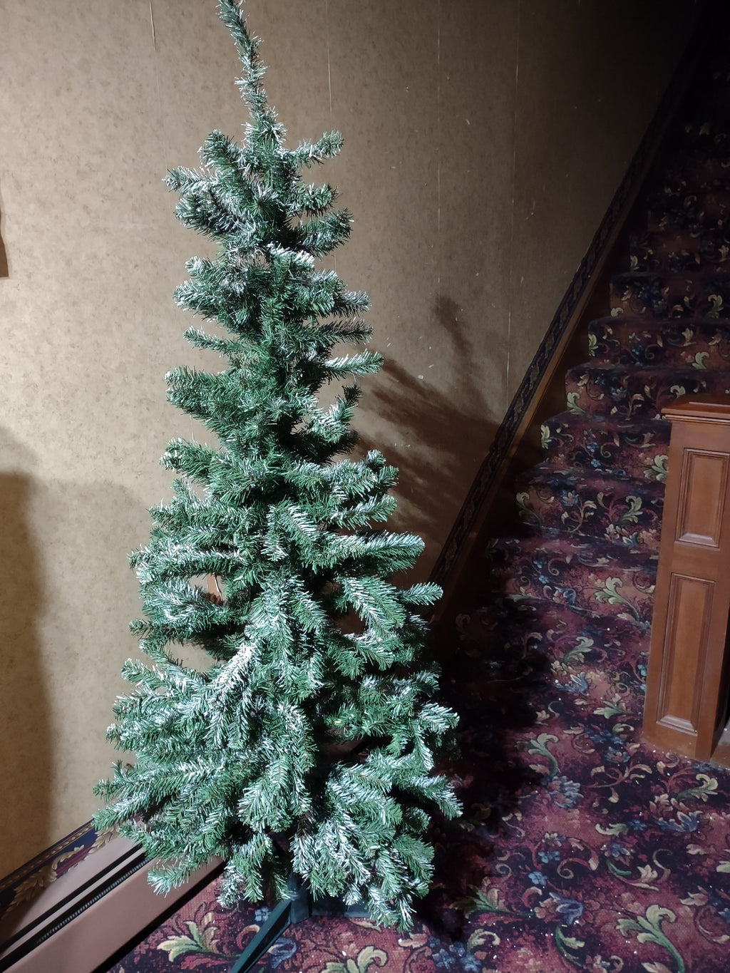 Christmas Artificial Green No Lights Sprayed with Snow (lot 3382)