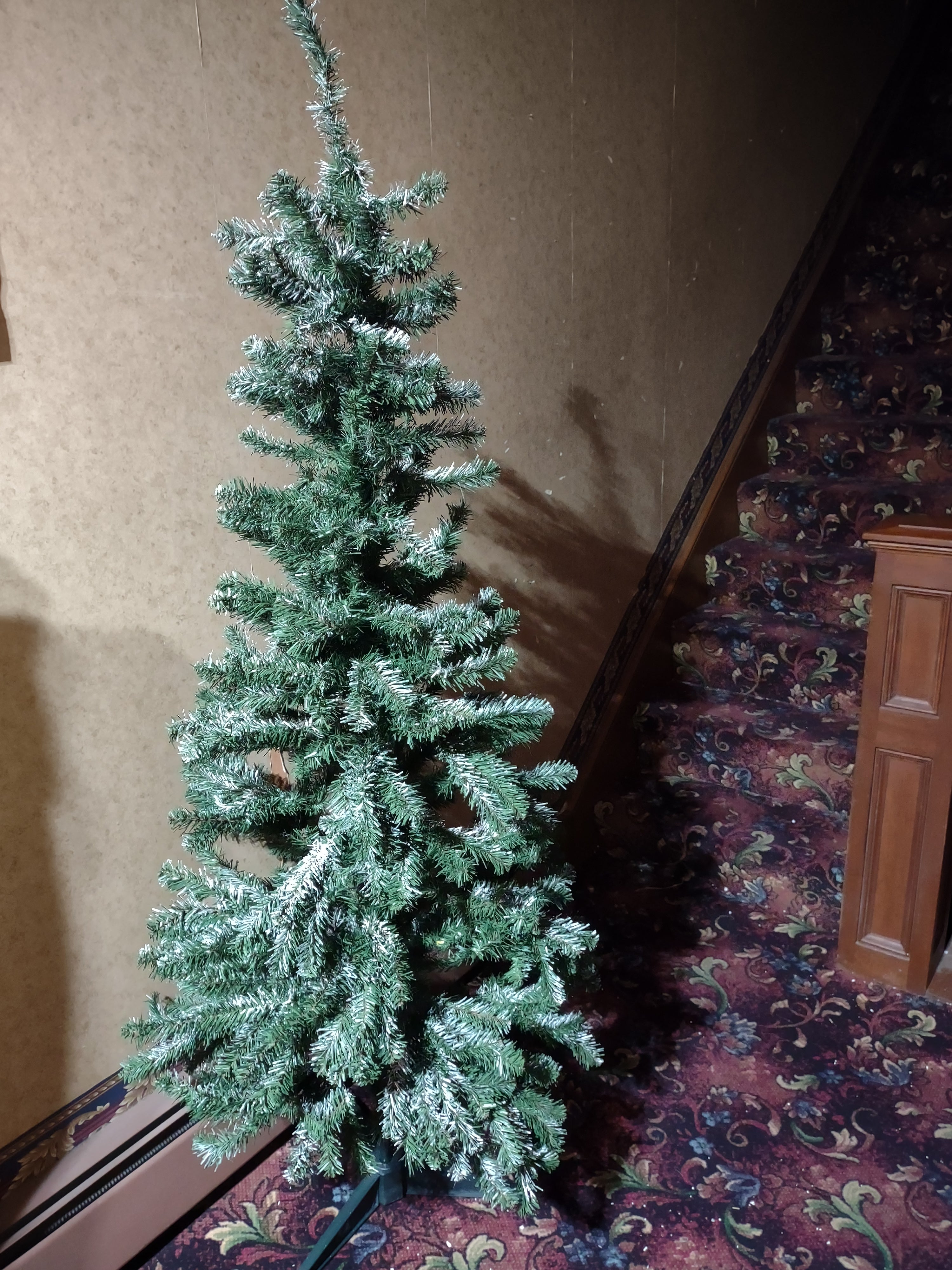 Christmas Artificial Green No Lights Sprayed with Snow (lot 3382)