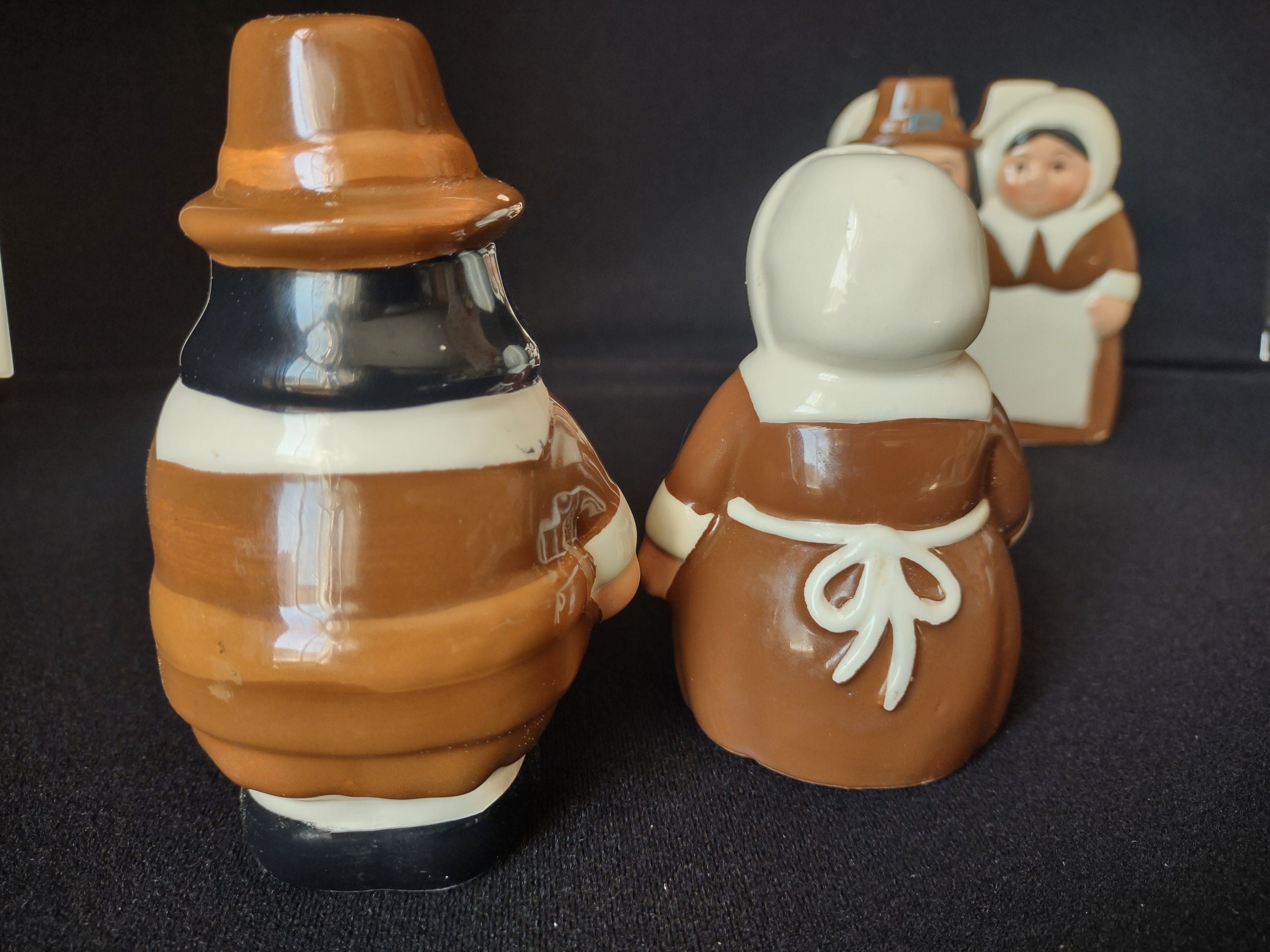 The Pilgrim Pair Thanksgiving Set Salt Pepper Shaker Napkin Holder (lot 2236)