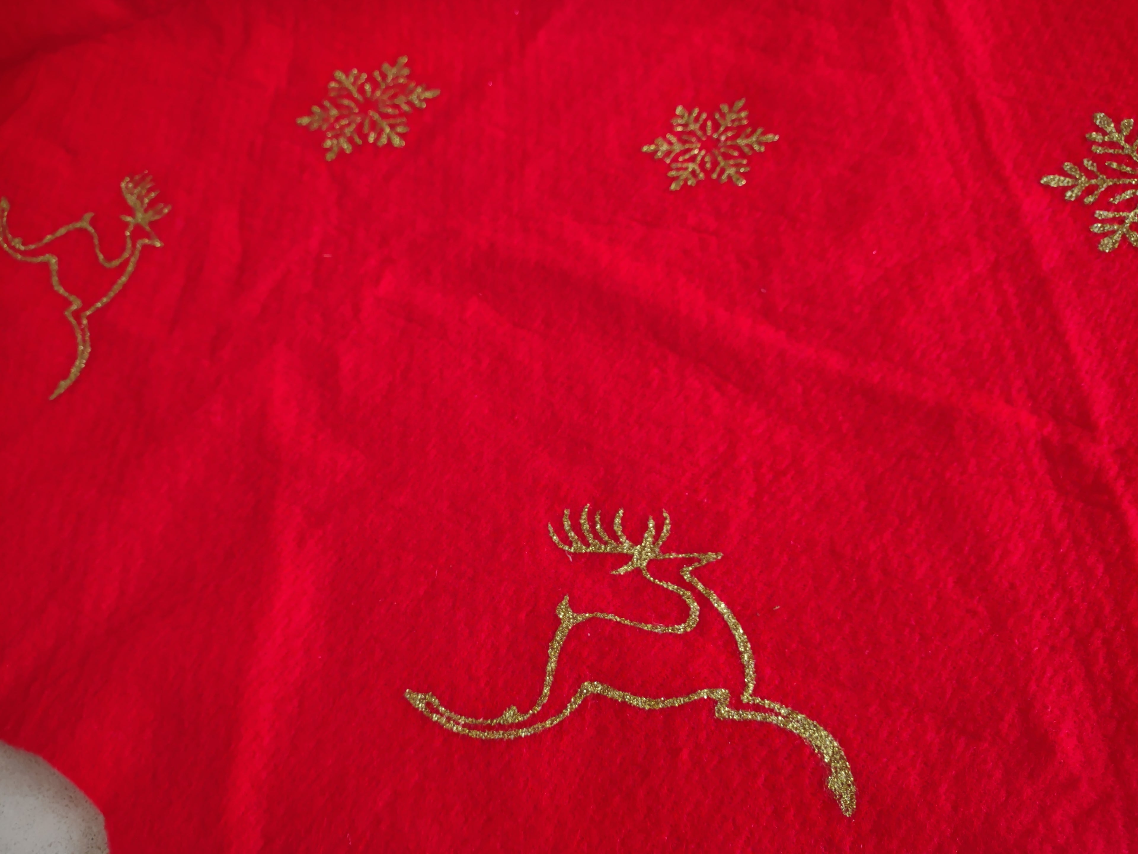 Christmas Tree Skirt Red Gold Reindeer Snowflake (lot 1330)