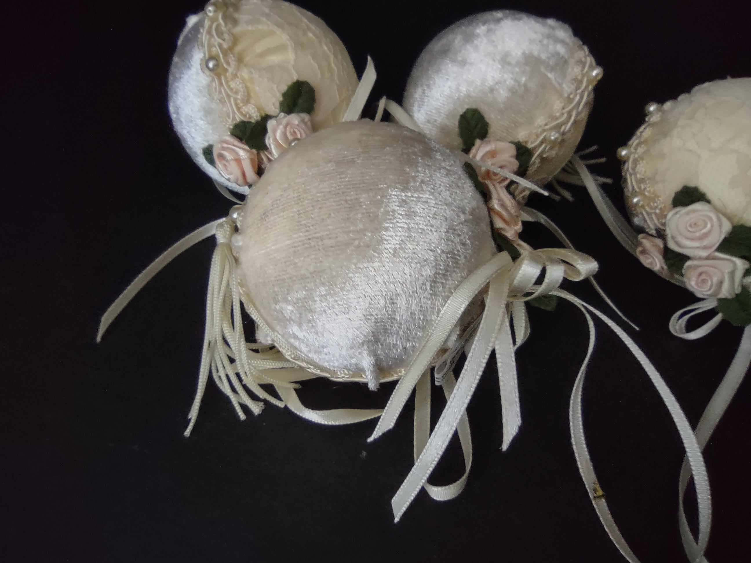 Victorian Ivory Lace Velvet Pearl Rose Christmas Ball Ornament x 4 (lot 1206)